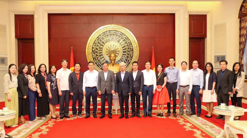 Phó Bí thư Thành ủy Hà Nội Nguyễn Văn Phong và Đại sứ Phạm Sao Mai cùng các đại biểu chụp ảnh lưu niệm. Ảnh: TTXVN