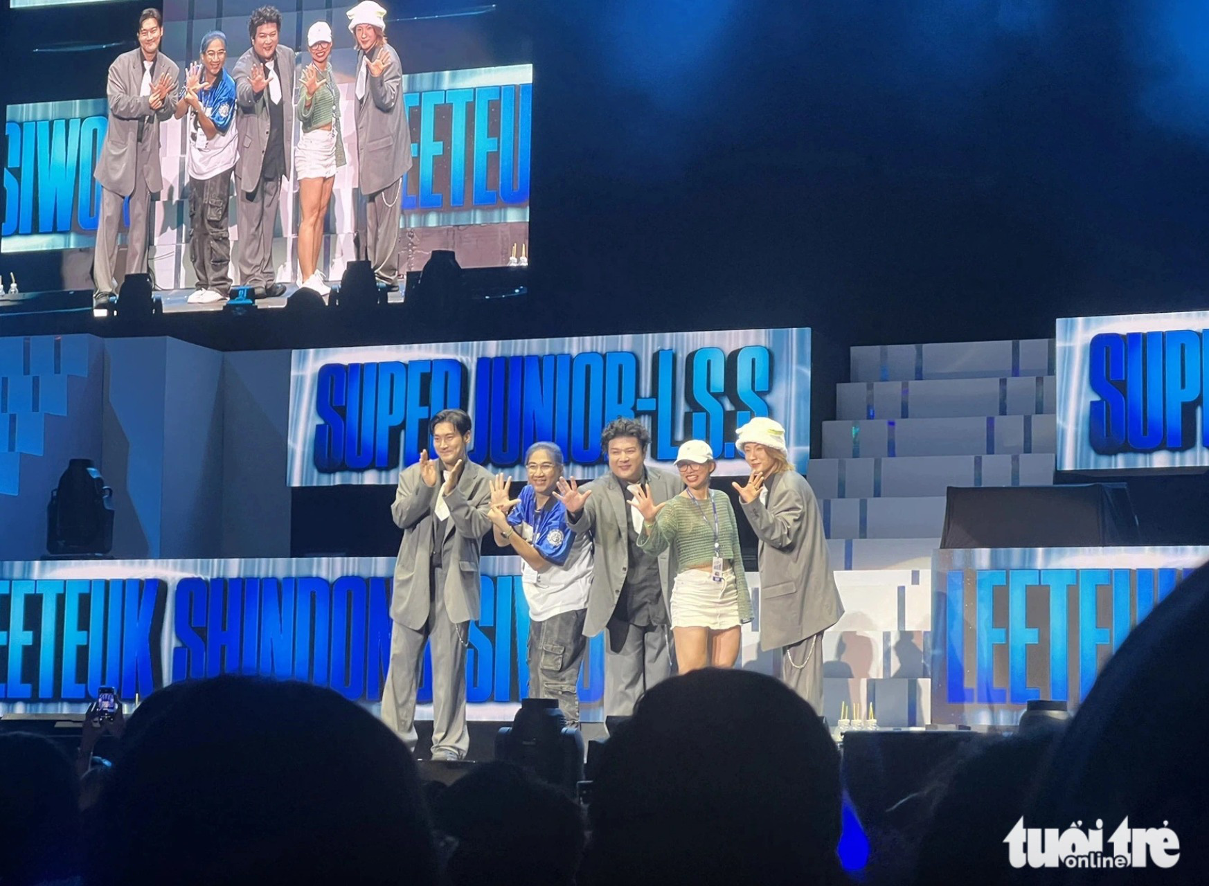 Super Junior L.S.S giao lưu cùng fan trên sân khấu trong concert ở TP.HCM hồi tháng 3 vừa qua - Ảnh: HOÀNG TRANG Super Junior L.S.S giao lưu cùng fan trên sân khấu trong concert ở TP.HCM hồi tháng 3 vừa qua - Ảnh: HOÀNG TRANG