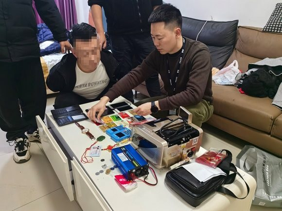 Theo dõi người đàn ông chi 2,8 tỷ đồng mua vàng, 2 tuần liên tục mua cao bán thấp, cảnh sát phát hiện hành vi phạm tội xuyên biên giới - Ảnh 2. Theo dõi người đàn ông chi 2,8 tỷ đồng mua vàng, 2 tuần liên tục mua cao bán thấp, cảnh sát phát hiện hành vi phạm tội xuyên biên giới - Ảnh 2.