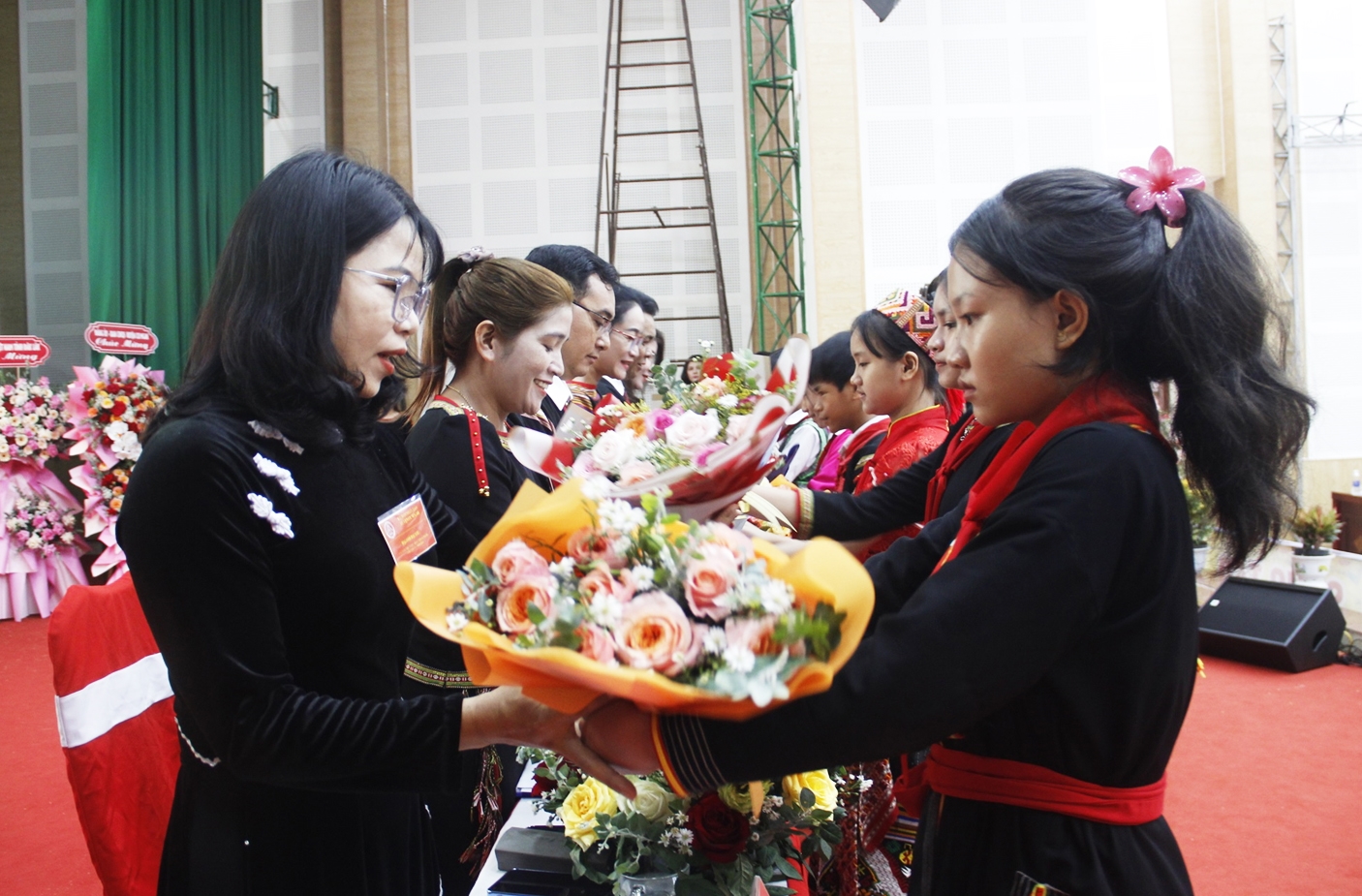 Đại diện thiếu nhi huyện tặng hoa đại biểu Đại diện thiếu nhi huyện tặng hoa đại biểu