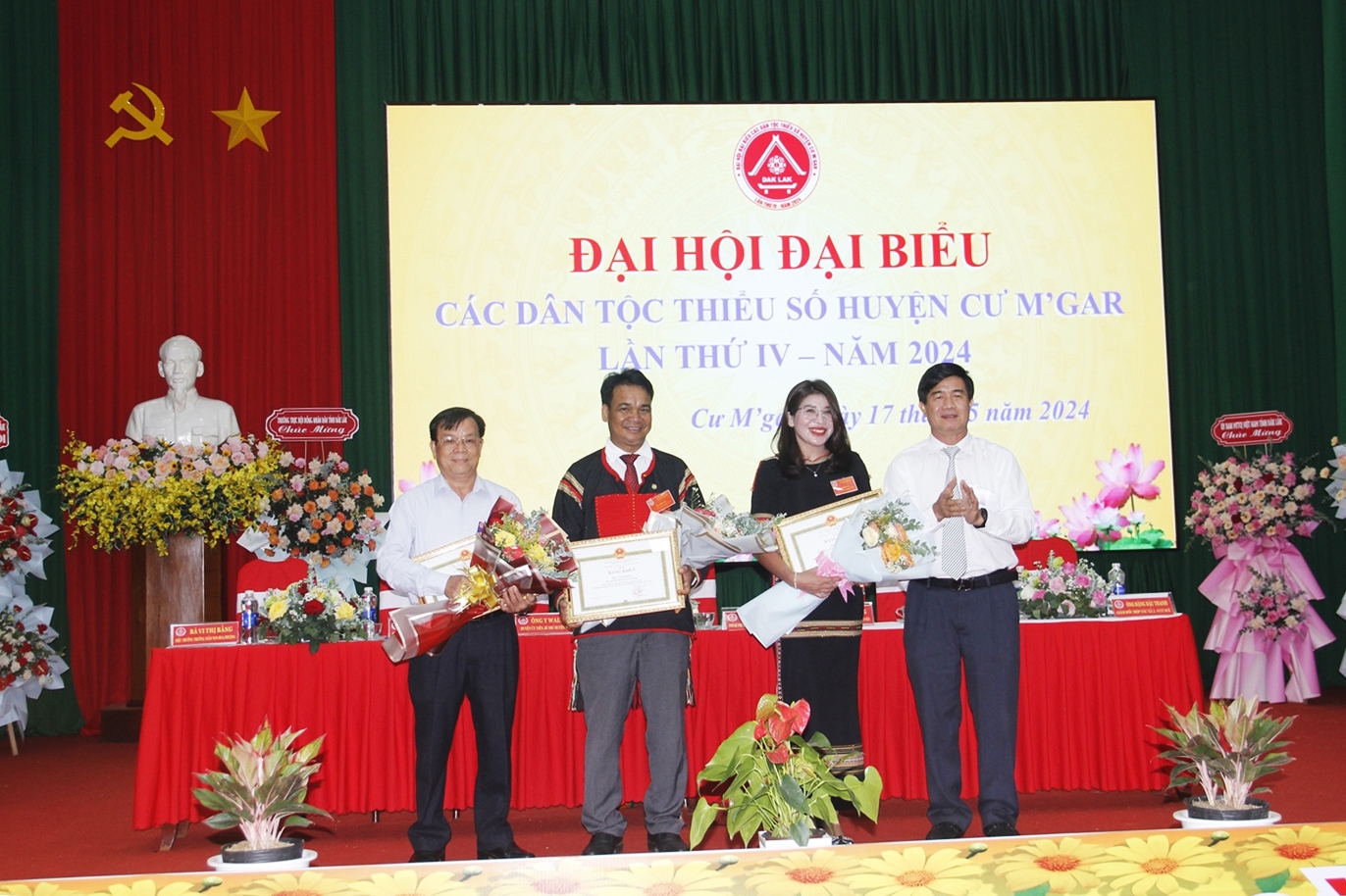 Phó Chủ tịch UBND tỉnh Đắk Lắk Nguyễn Thiên Văn trao Bằng khen của UBND tỉnh cho các tập thể, cá nhân Phó Chủ tịch UBND tỉnh Đắk Lắk Nguyễn Thiên Văn trao Bằng khen của UBND tỉnh cho các tập thể, cá nhân