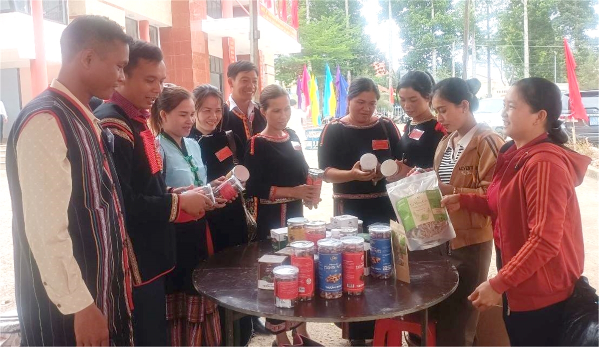 Các đại biểu tham quan gian hàng sản phẩm OCOP của huyện Các đại biểu tham quan gian hàng sản phẩm OCOP của huyện