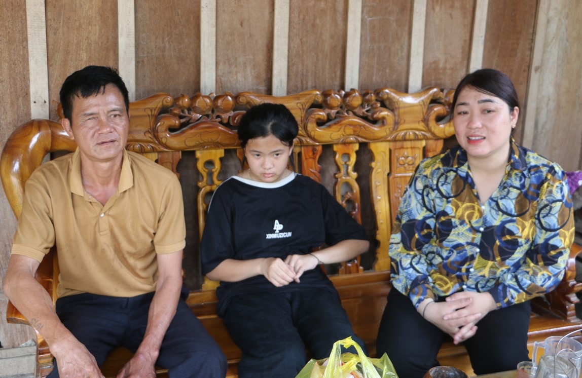 Ước mơ mà Diệp Linh (ở giữa) đang đeo đuổi, chính là có đủ sức khỏe, có một công việc để kiếm tiền nuôi bố và lo cho gia đình. Ước mơ mà Diệp Linh (ở giữa) đang đeo đuổi, chính là có đủ sức khỏe, có một công việc để kiếm tiền nuôi bố và lo cho gia đình.