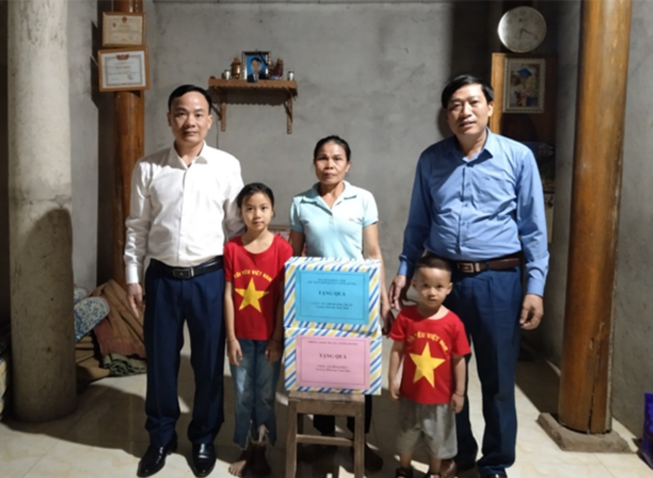 Chủ tịch UBND huyện Đinh Hồng Vinh và Trưởng phòng GD&ĐT Thái Lương Thiện thăm và tặng quà con đỡ đầu ở xã tam Thái Chủ tịch UBND huyện Đinh Hồng Vinh và Trưởng phòng GD&ĐT Thái Lương Thiện thăm và tặng quà con đỡ đầu ở xã tam Thái
