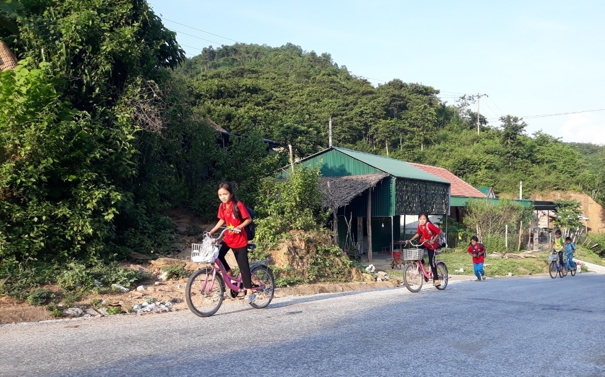 Học sinh người Ơ Đu ở bản Văng Môn xã Nga My trên đường đi học về Học sinh người Ơ Đu ở bản Văng Môn xã Nga My trên đường đi học về