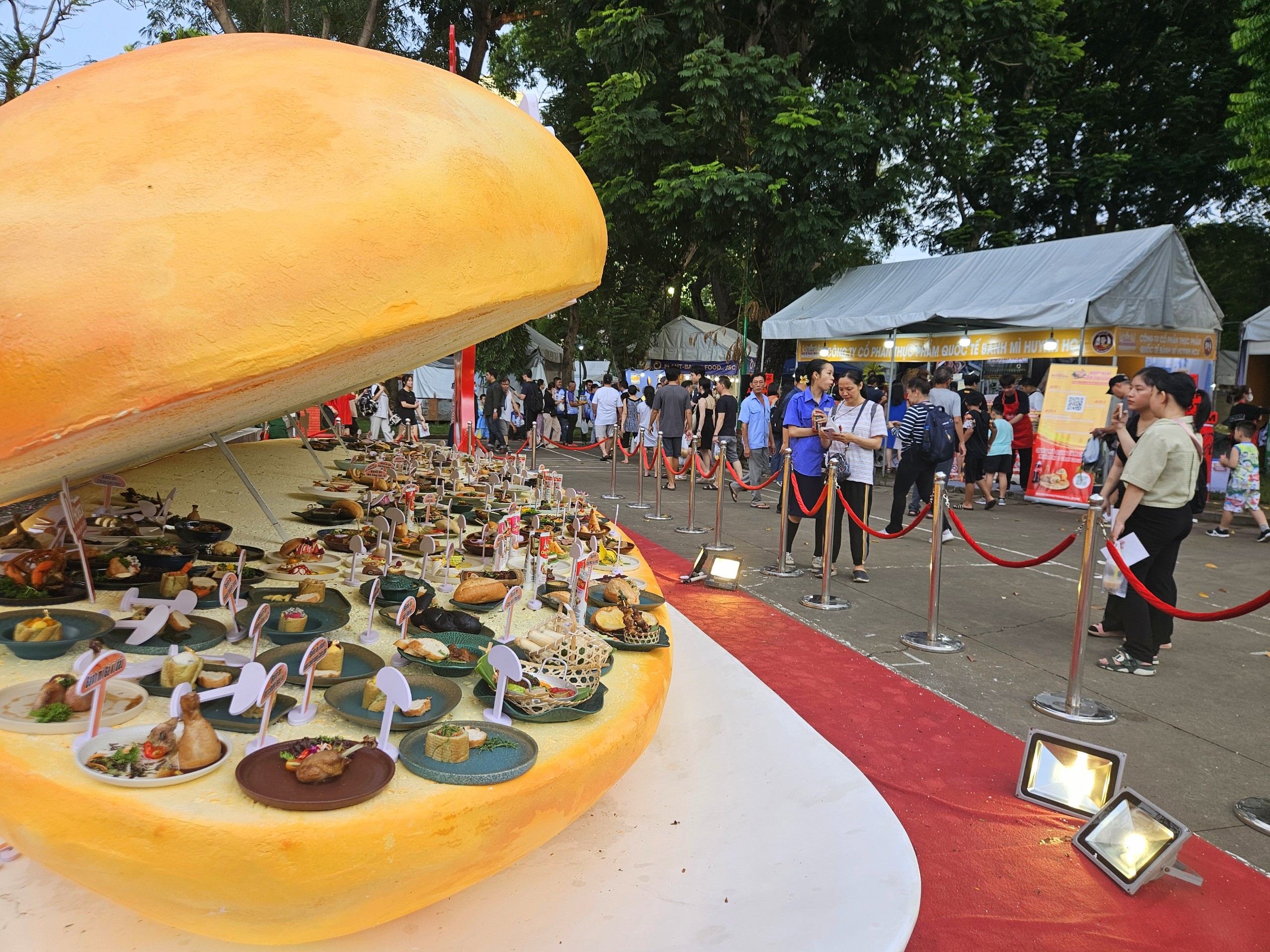 TP HCM: Người dân xếp hàng thưởng thức đủ loại bánh mì tại lễ hội Bánh mì Việt Nam- Ảnh 2.