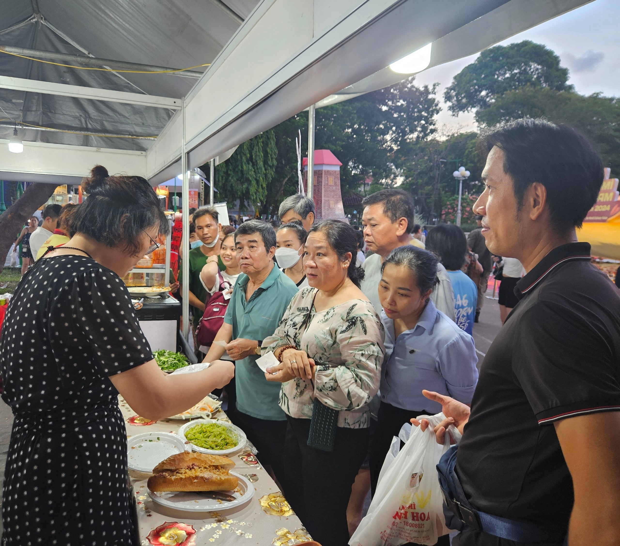 TP HCM: Người dân xếp hàng thưởng thức đủ loại bánh mì tại lễ hội Bánh mì Việt Nam- Ảnh 3.