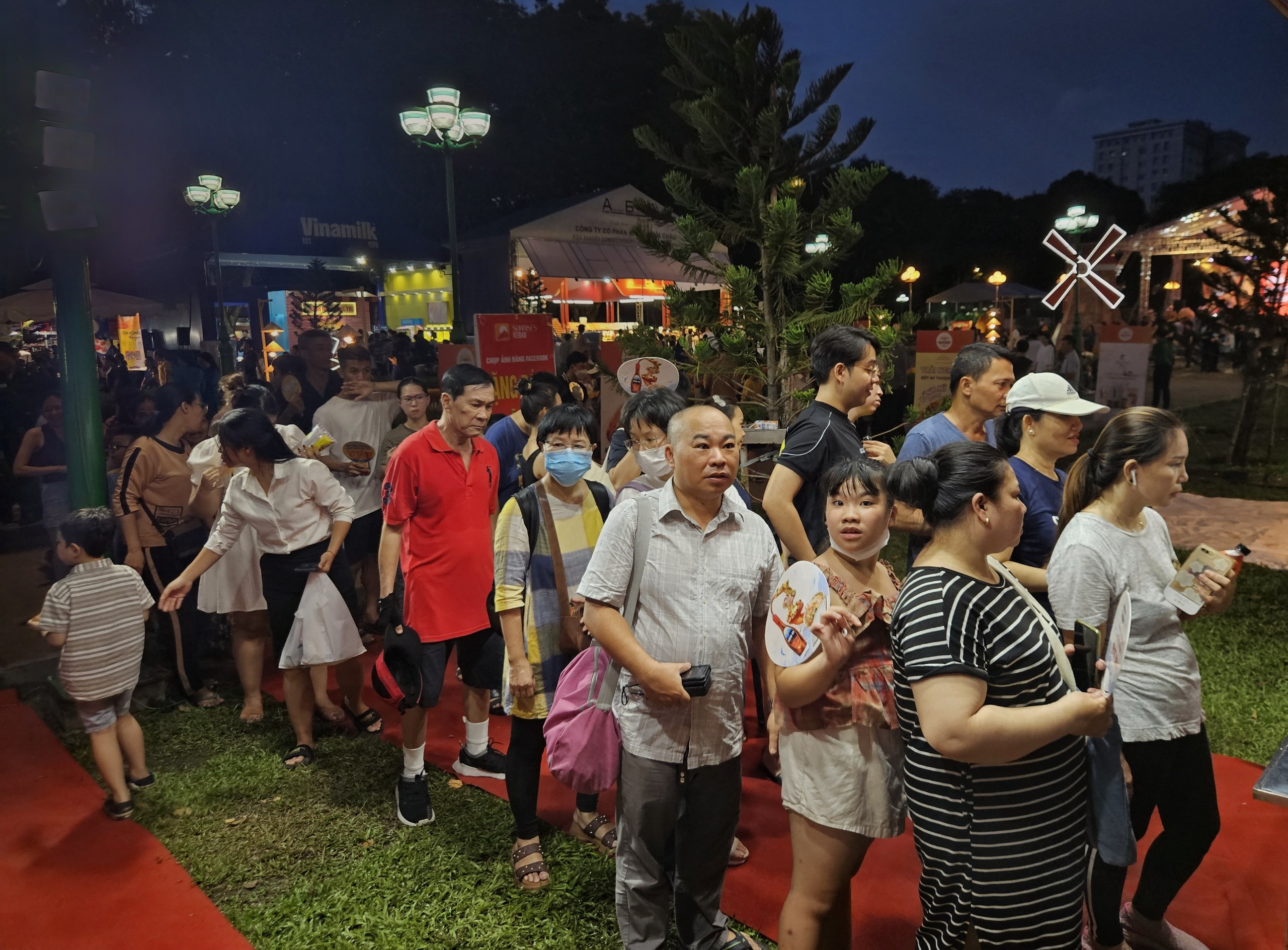 TP HCM: Người dân xếp hàng thưởng thức đủ loại bánh mì tại lễ hội Bánh mì Việt Nam- Ảnh 7.