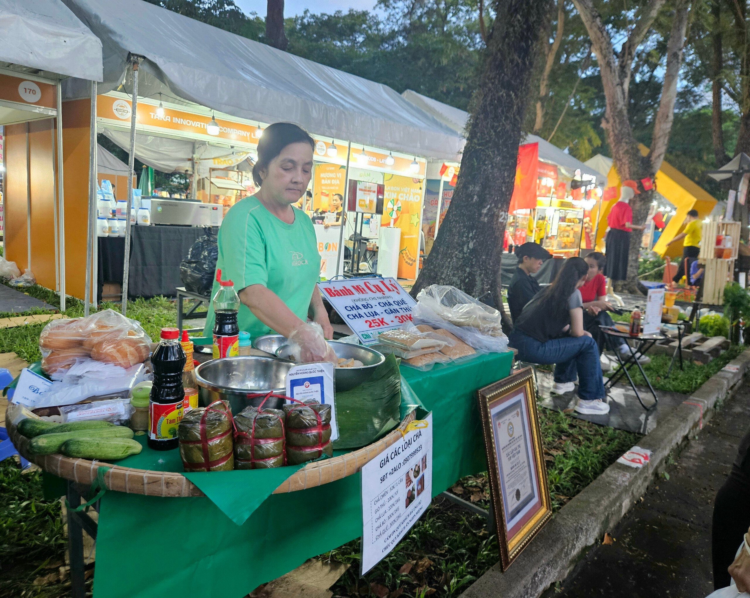TP HCM: Người dân xếp hàng thưởng thức đủ loại bánh mì tại lễ hội Bánh mì Việt Nam- Ảnh 8.