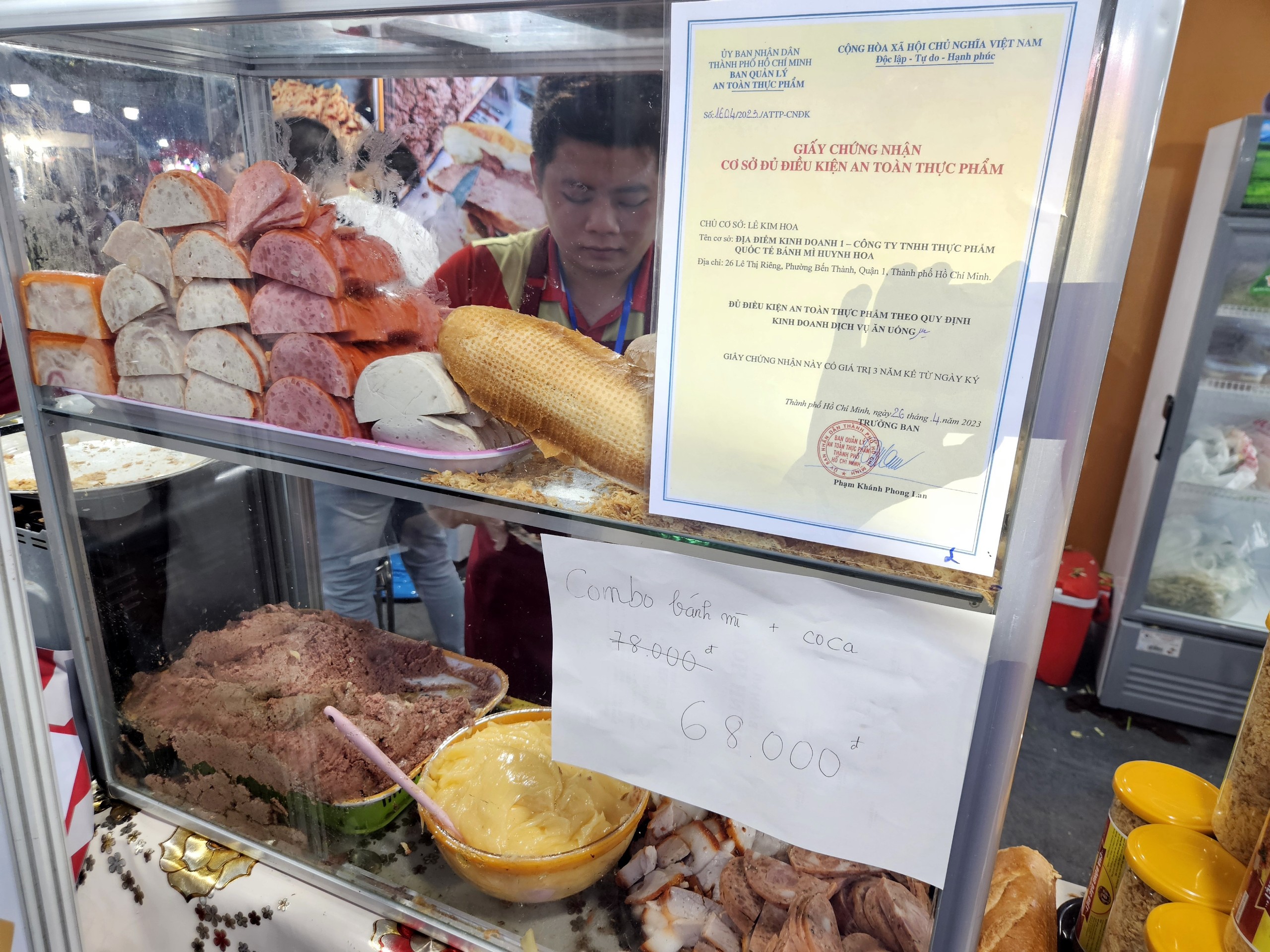 TP HCM: Người dân xếp hàng thưởng thức đủ loại bánh mì tại lễ hội Bánh mì Việt Nam- Ảnh 12.