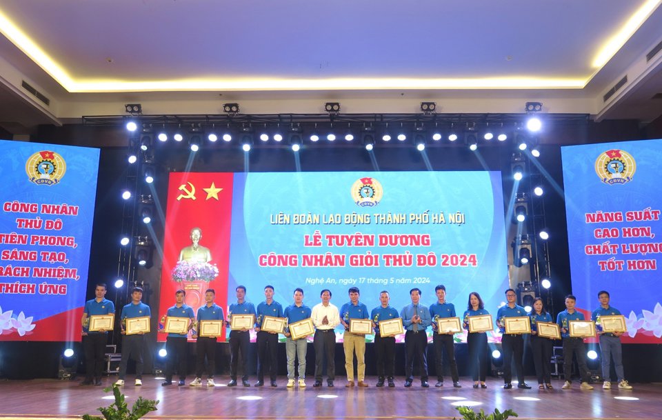 Các đại biểu tham dự chương trình trao Bằng khen của UBND TP cho các Công nhân giỏi Thủ đô 2024
