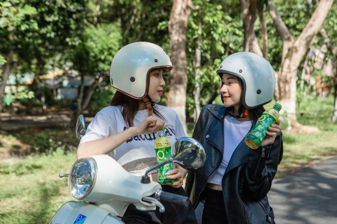 Dã ngoại, thưởng thức những chai Trà Xanh Không Độ mát lành là những cách yêu thích của nhiều sĩ tử để xua tan căng thẳng mệt mỏi, giải nhiệt cuộc sống trong giai đoạn cao điểm ôn thi. Ảnh: Tân Hiệp Phát