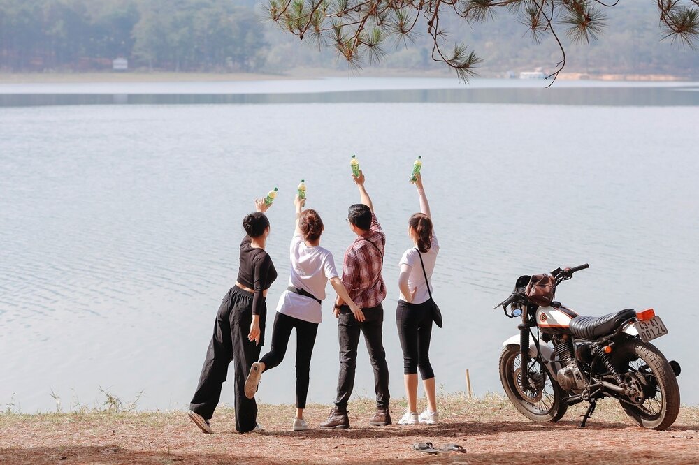 Ngoài giải nhiệt cuộc sống với Trà Xanh Không Độ, gia đình và bạn bè là điểm tựa quan trọng nhất giúp các sĩ tử xua tan căng thẳng mệt mỏi trong mùa thi. Ảnh: Tân Hiệp Phát