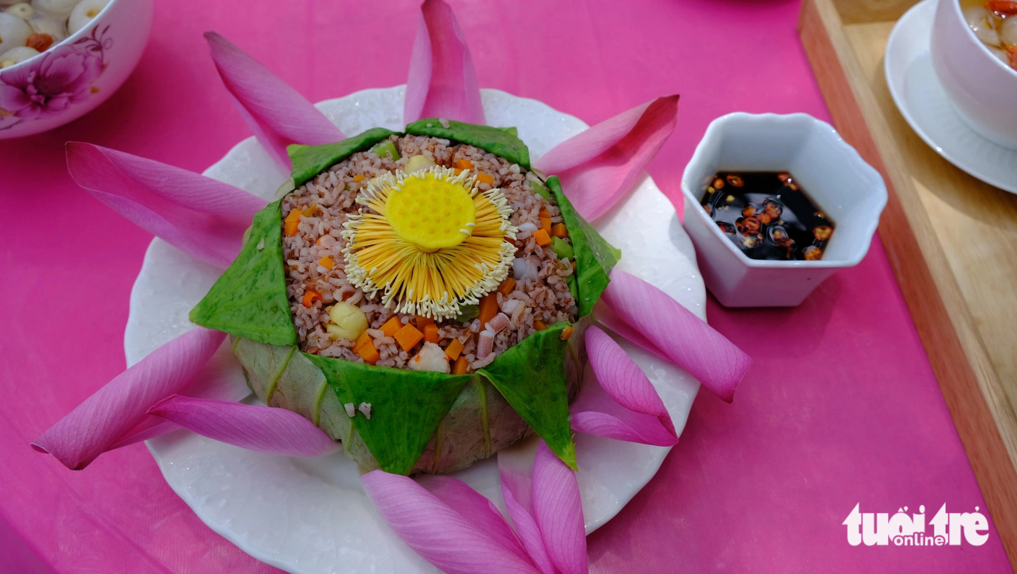 Ăn món từ sen, không đâu hơn Đồng Tháp- Ảnh 5. Cơm sen ngũ sắc - Ảnh: ĐẶNG TUYẾT
