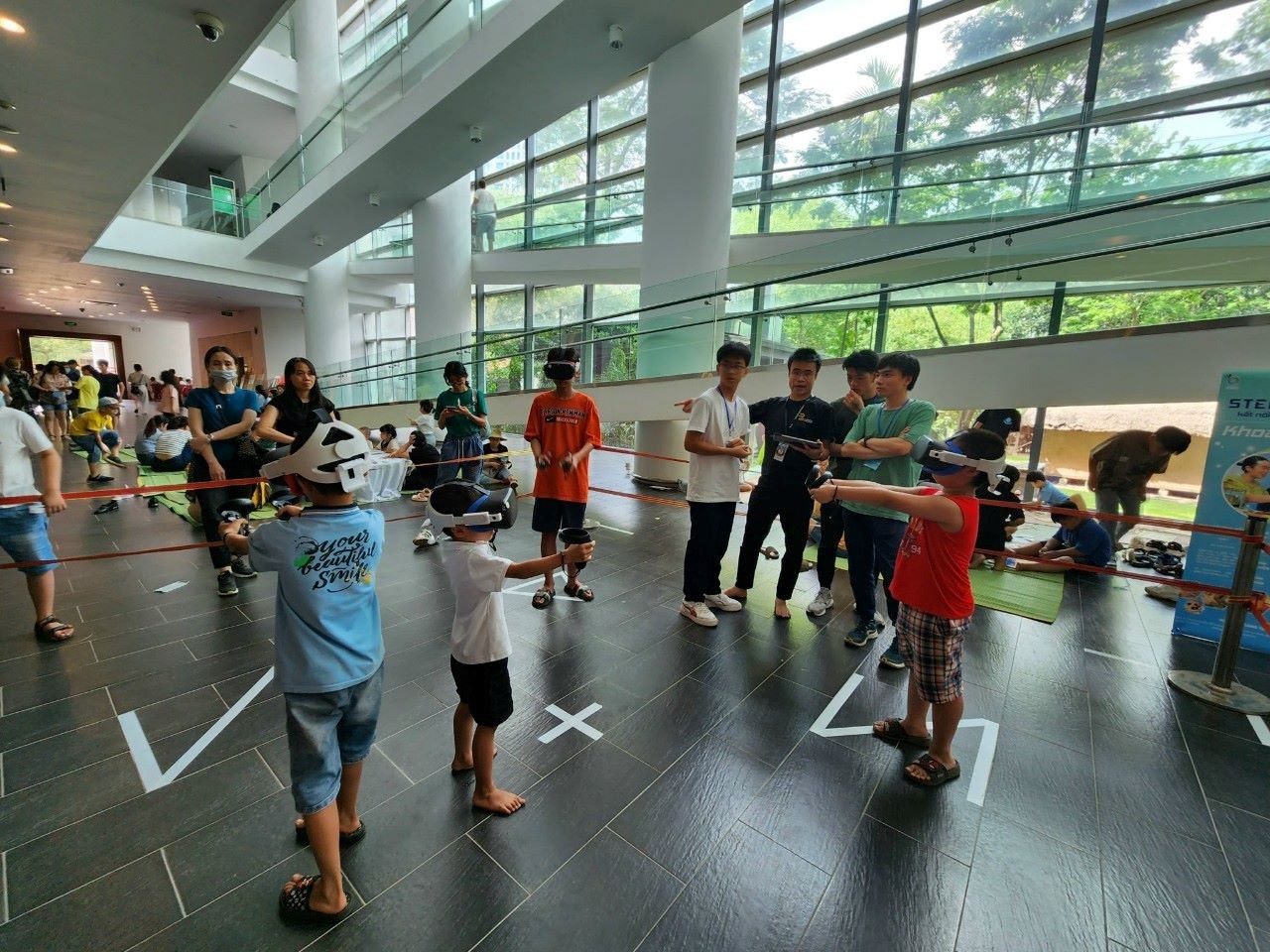 Các em nhỏ tham gia trải nghiệm VR tour tại Bảo tàng Dân tộc học Việt Nam.