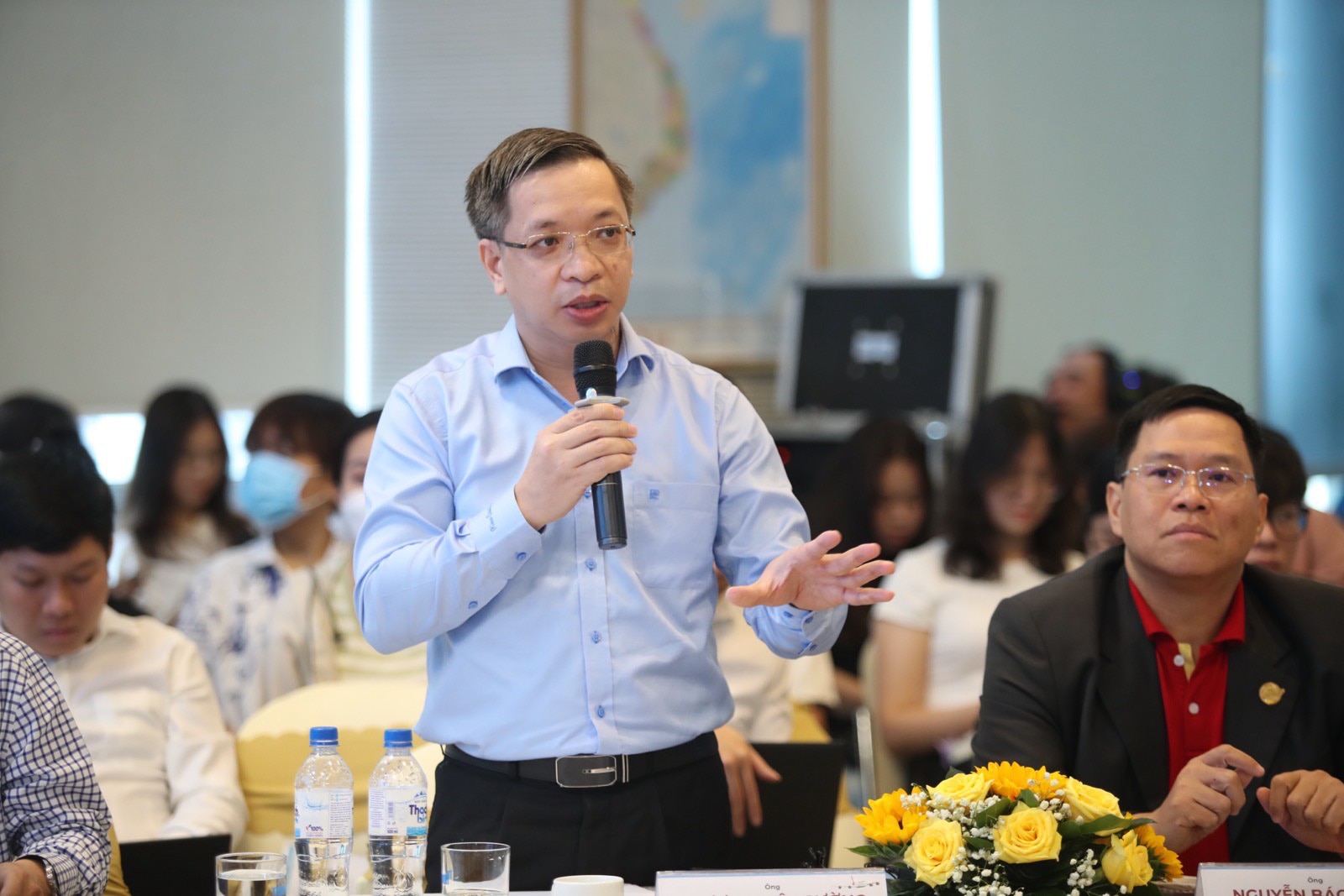 Ông Trương Việt Cường - phó tổng giám đốc Bamboo Airways - phân tích nguyên nhân tăng giá vé và đề xuất giảm chi phí để "hạ nhiệt" giá vé trong thời gian tới - Ảnh: T.N.