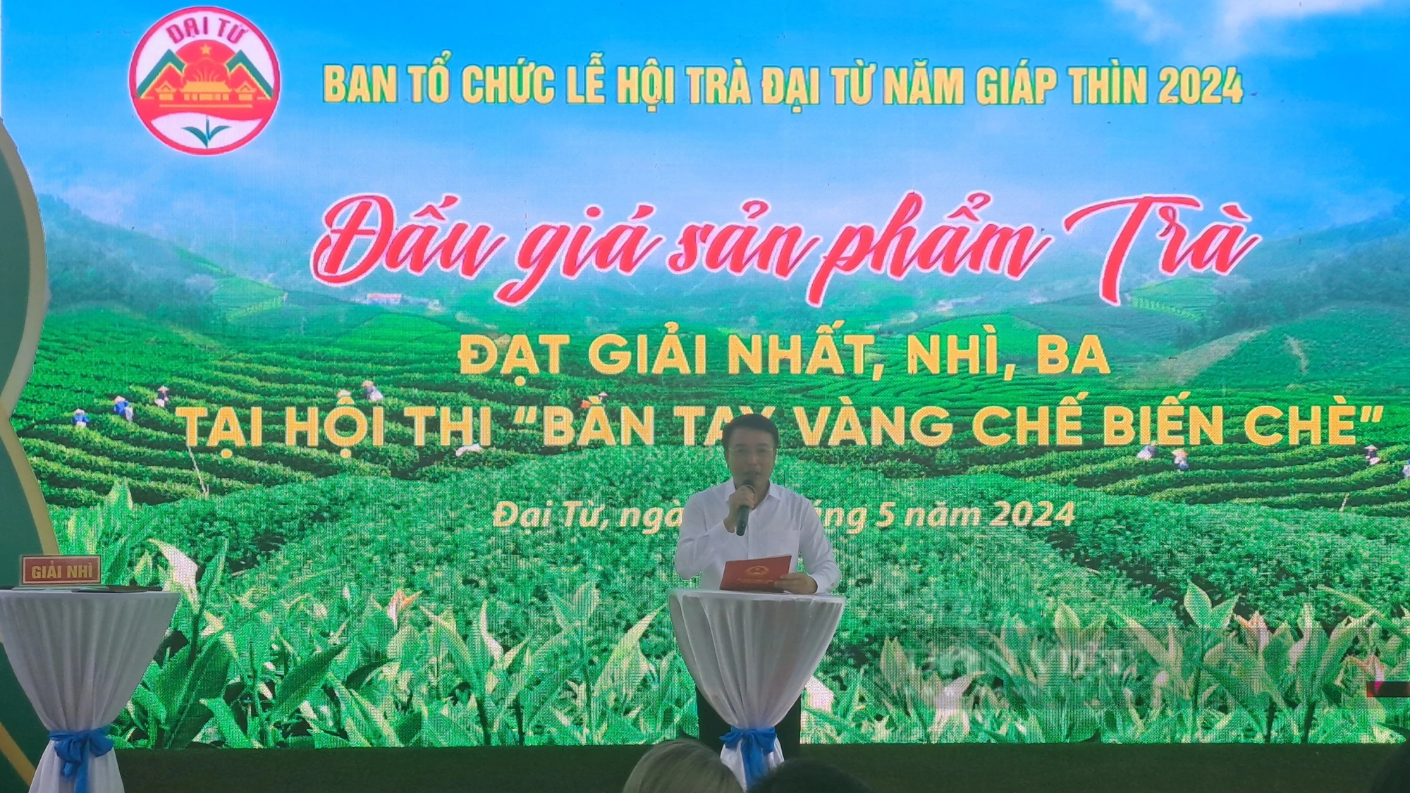 Đấu giá toàn bộ sản phẩm trà trong hội thi Đấu giá toàn bộ sản phẩm trà trong hội thi