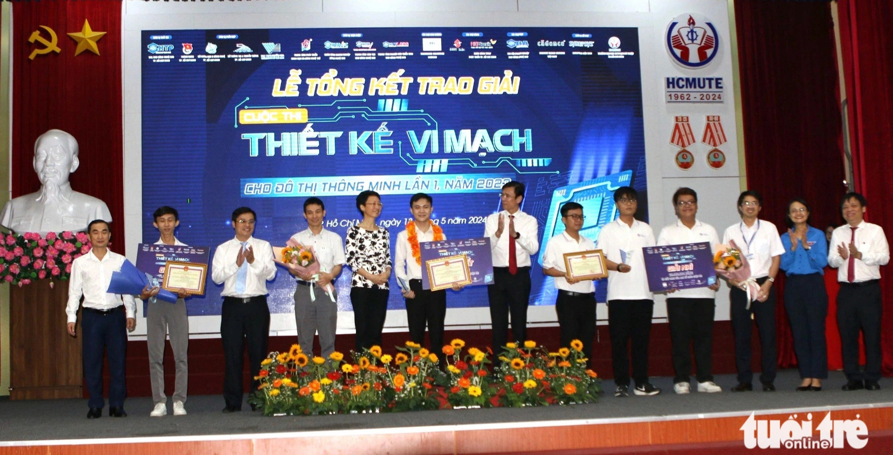 'Chưa khi nào công nghiệp vi mạch bán dẫn nóng như bây giờ'- Ảnh 4. Trao giải cho các cá nhân, nhóm dự án đoạt giải cuộc thi Thiết kế vi mạch cho đô thị thông minh lần 1 - năm 2024 - Ảnh: C.T.