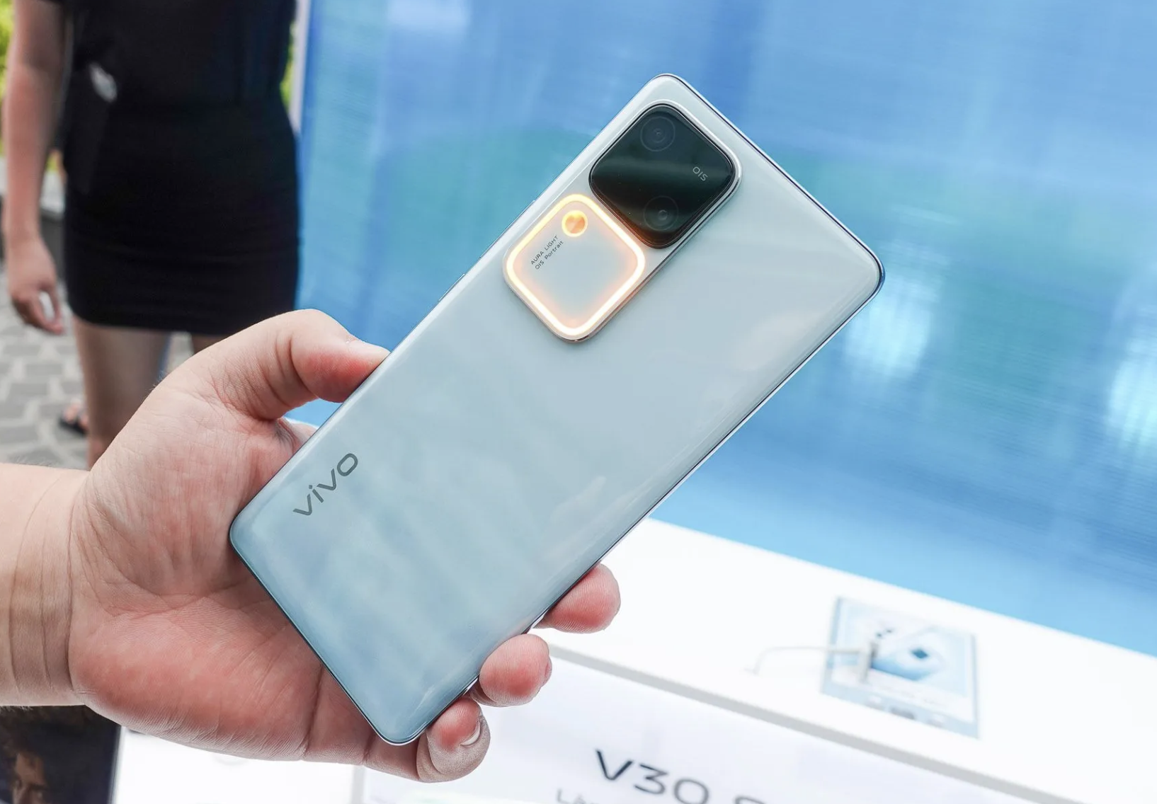 vivo V30 5G và V30e 5G trình làng, cải thiện khả năng chụp ảnh- Ảnh 2. Camera vòng sáng aura 3.0 trên vivo V30 5G