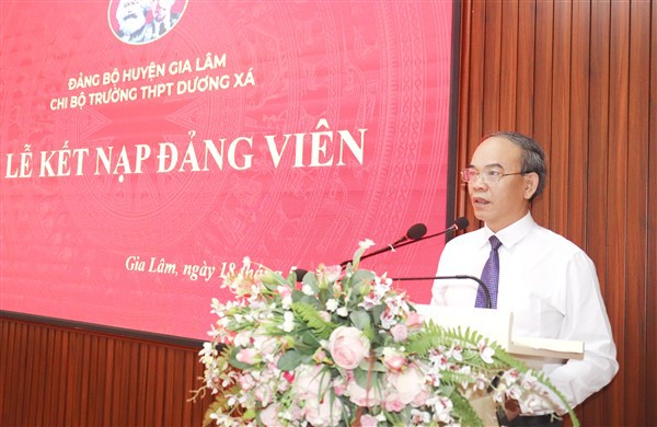 Phó Bí thư Thường trực Huyện ủy Gia Lâm Nguyễn Tiến Việt phát biểu tại lễ kết nạp đảng viên mới tại Trường THPT Dương Xá.