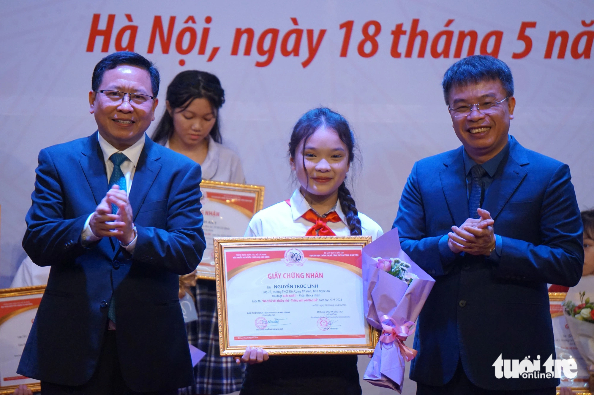 Ban tổ chức cuộc thi Bác Hồ với thiếu nhi - Thiếu nhi với Bác Hồ trao giải nhất cho em Nguyễn Trúc Linh - Ảnh: T.ĐIỂU Ban tổ chức cuộc thi Bác Hồ với thiếu nhi - Thiếu nhi với Bác Hồ trao giải nhất cho em Nguyễn Trúc Linh - Ảnh: T.ĐIỂU