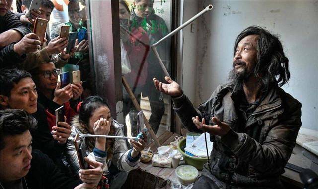 Người đàn ông ăn xin bỗng nổi tiếng sau một đêm, đổi đời thành triệu phú và được cả nước gọi là “thầy”: Lý do vô cùng bất ngờ- Ảnh 3. Người đàn ông ăn xin bỗng nổi tiếng sau một đêm, đổi đời thành triệu phú và được cả nước gọi là “thầy”: Lý do vô cùng bất ngờ- Ảnh 3.