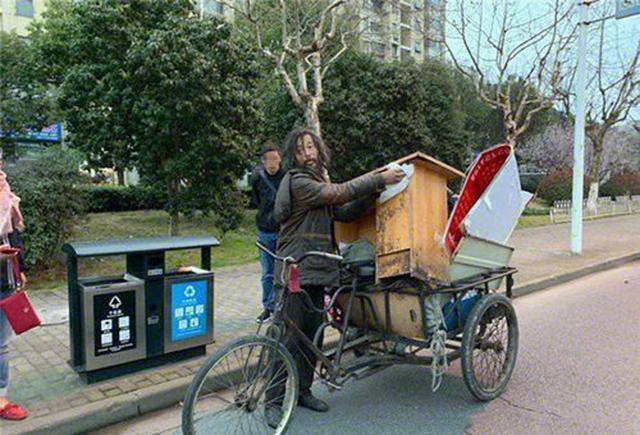 Người đàn ông ăn xin bỗng nổi tiếng sau một đêm, đổi đời thành triệu phú và được cả nước gọi là “thầy”: Lý do vô cùng bất ngờ- Ảnh 6. Người đàn ông ăn xin bỗng nổi tiếng sau một đêm, đổi đời thành triệu phú và được cả nước gọi là “thầy”: Lý do vô cùng bất ngờ- Ảnh 6.