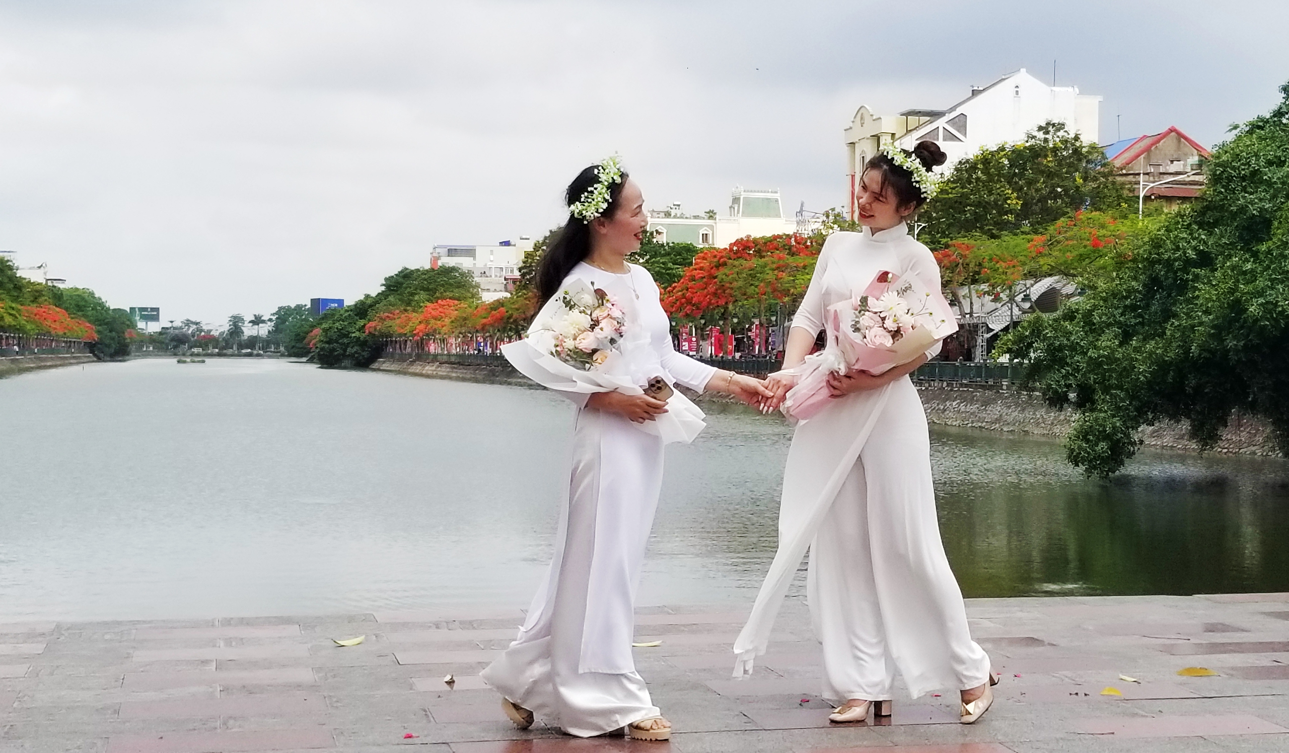 Hải Phòng rực cháy sắc đỏ hoa phượng, tím biếc hoa bằng lăng- Ảnh 14. Hai cô giáo trẻ Trường mầm non Hùng Vương tranh thủ lưu lại những hình ảnh đẹp sau khi chụp ảnh với trẻ