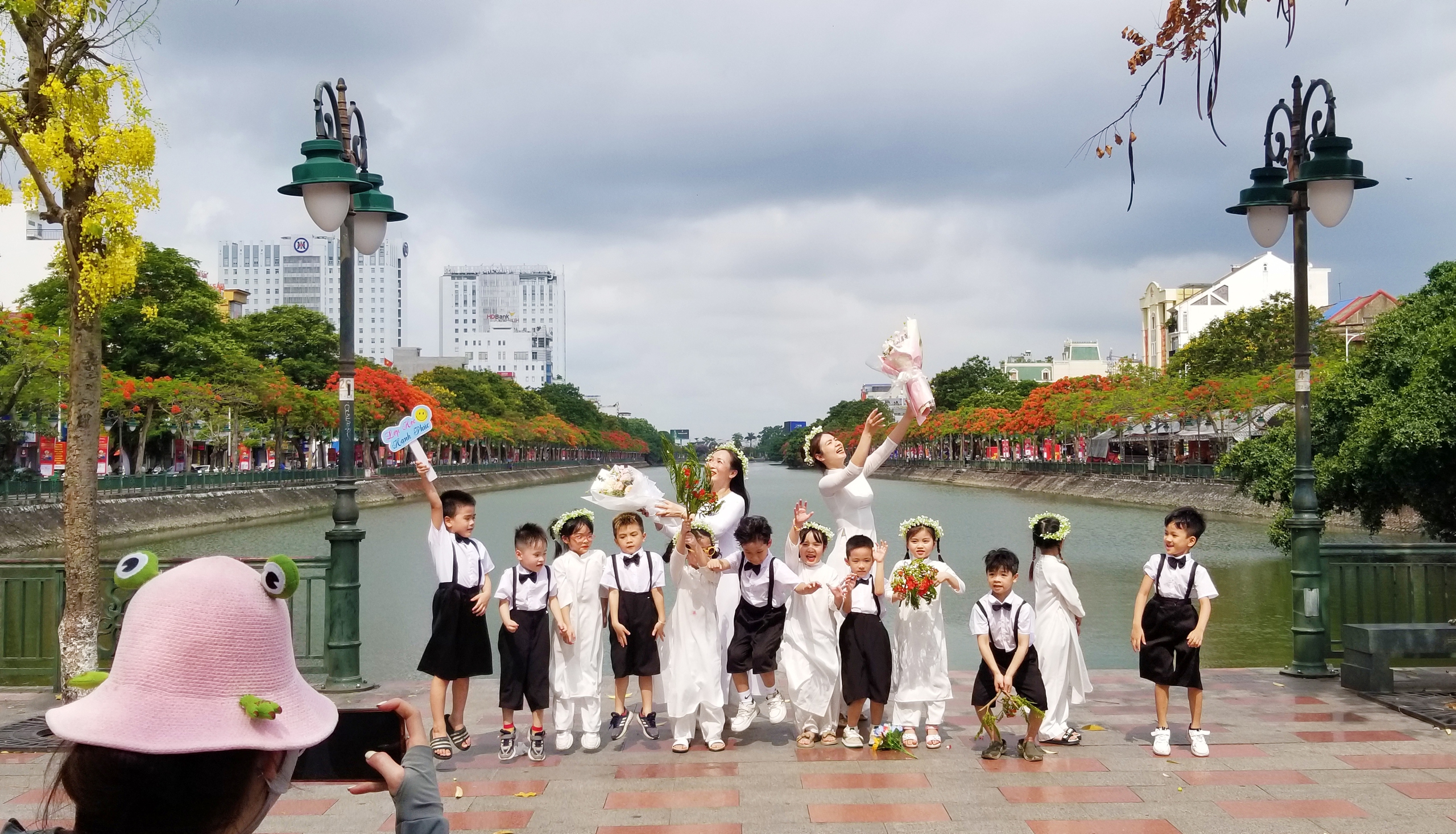 Hải Phòng rực cháy sắc đỏ hoa phượng, tím biếc hoa bằng lăng- Ảnh 13. Cô trò Trường mầm non Hùng Vương (Q.Hồng Bàng) chụp ảnh bên hồ Tam Bạc đôi bờ hoa phượng đỏ