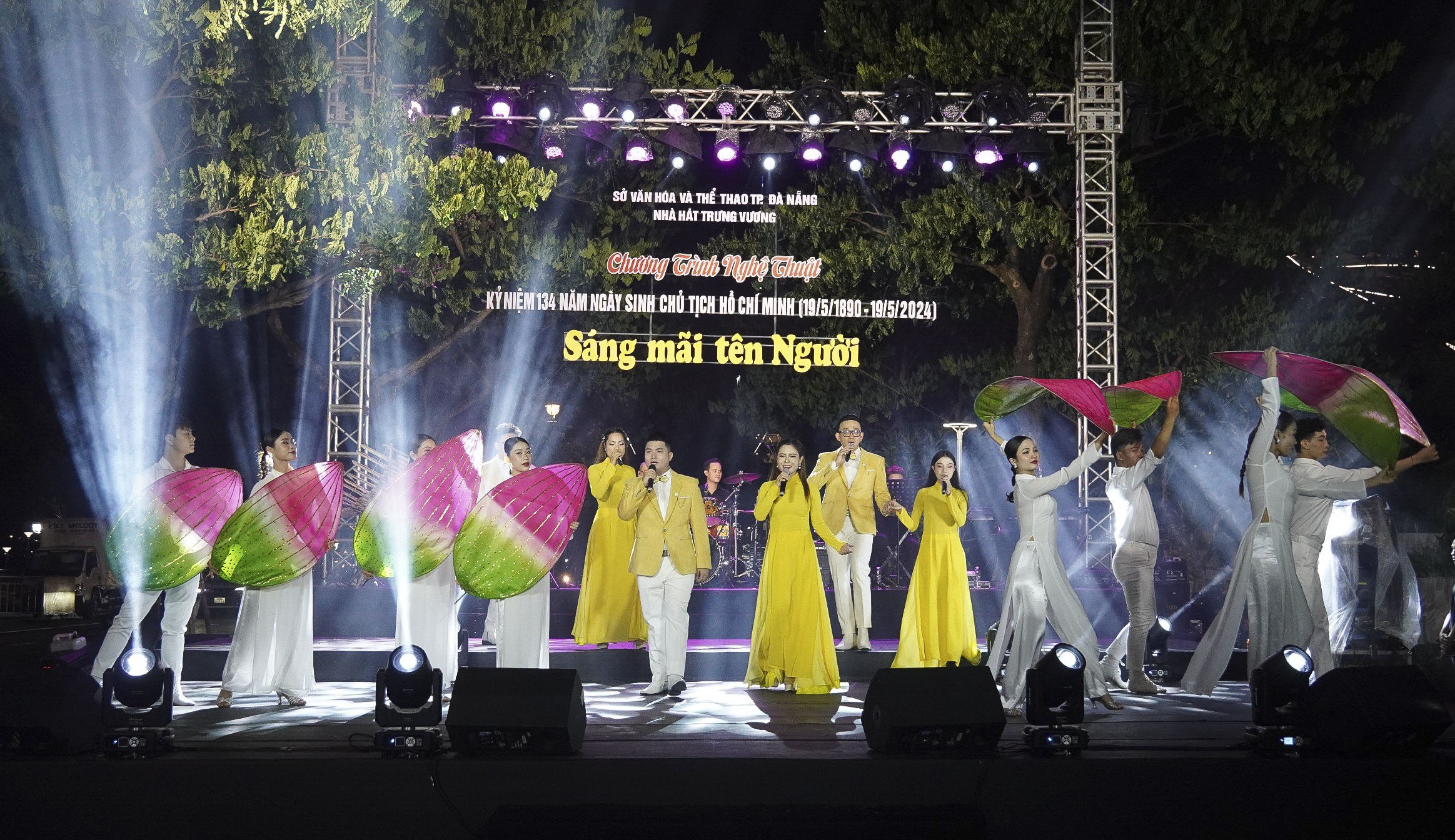 Đặc sắc chương trình nghệ thuật "Sáng mãi tên Người" - Ảnh 2. Đặc sắc chương trình nghệ thuật "Sáng mãi tên Người" - Ảnh 2.