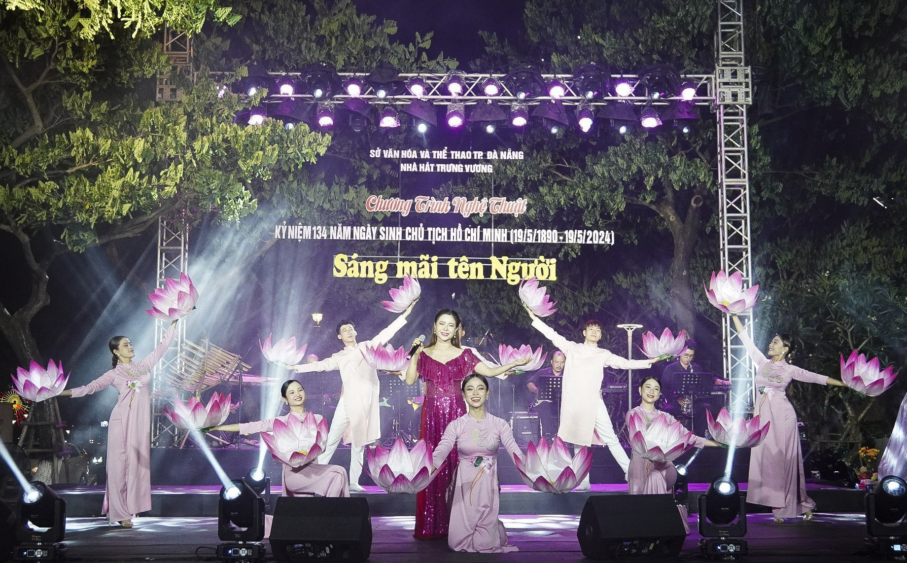 Đặc sắc chương trình nghệ thuật "Sáng mãi tên Người" - Ảnh 4. Đặc sắc chương trình nghệ thuật "Sáng mãi tên Người" - Ảnh 4.