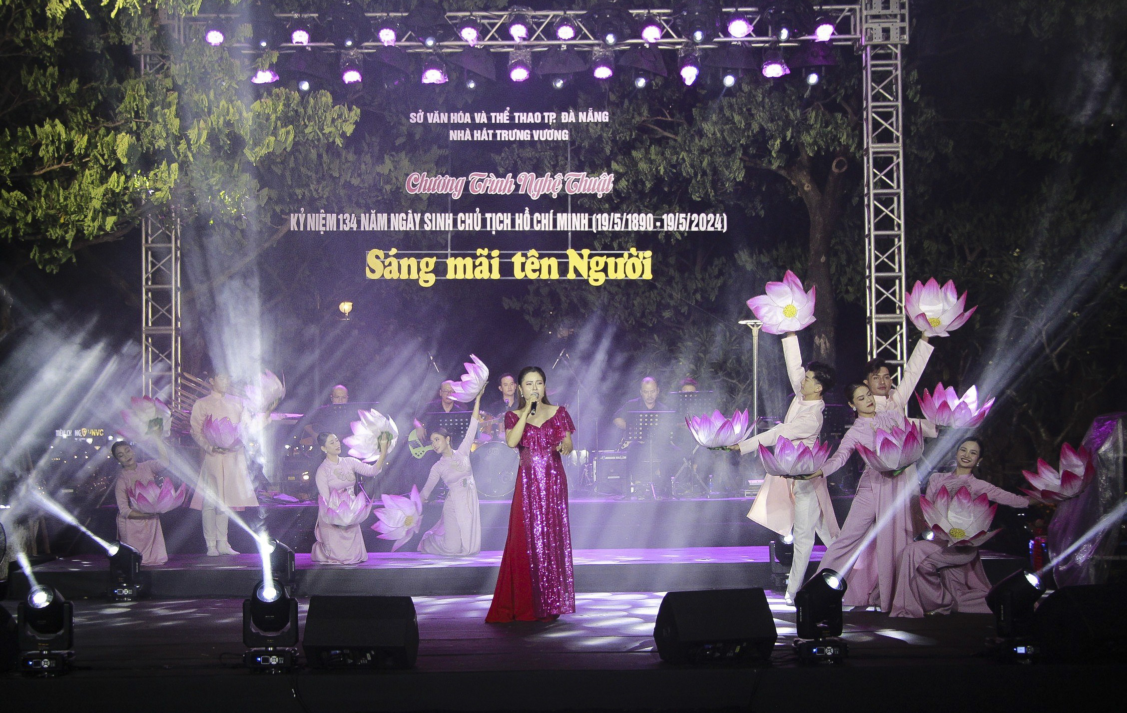 Đặc sắc chương trình nghệ thuật "Sáng mãi tên Người" - Ảnh 9. Đặc sắc chương trình nghệ thuật "Sáng mãi tên Người" - Ảnh 9.