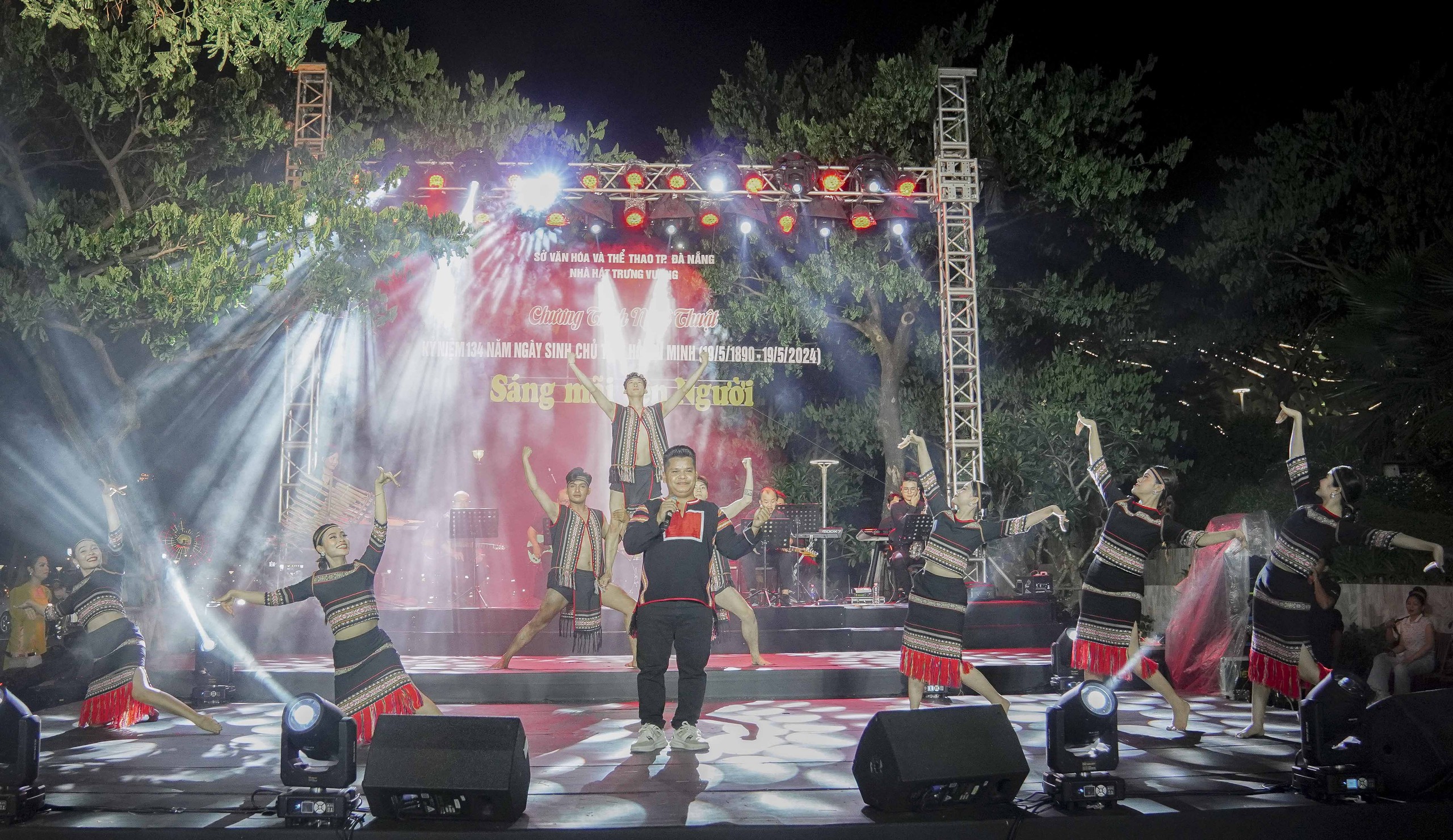 Đặc sắc chương trình nghệ thuật "Sáng mãi tên Người" - Ảnh 15. Đặc sắc chương trình nghệ thuật "Sáng mãi tên Người" - Ảnh 15.