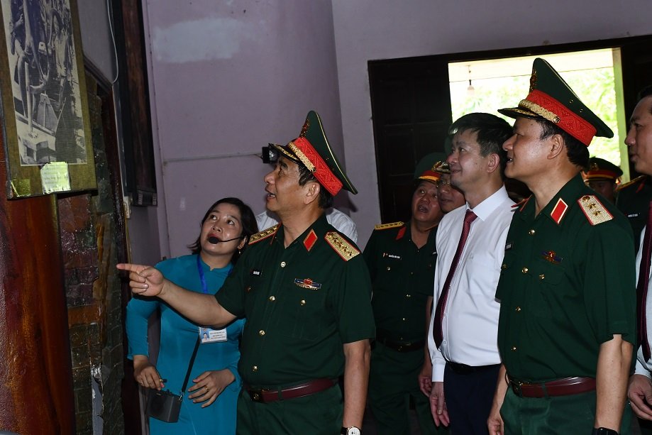Đại tướng Phan Văn Giang dâng hương, tri ân các anh hùng liệt sĩ tại Quảng Trị- Ảnh 2. Đại tướng Phan Văn Giang cùng các đại biểu tham quan hiện vật trưng bày tại Di tích lịch sử quốc gia đặc biệt Thành cổ Quảng Trị