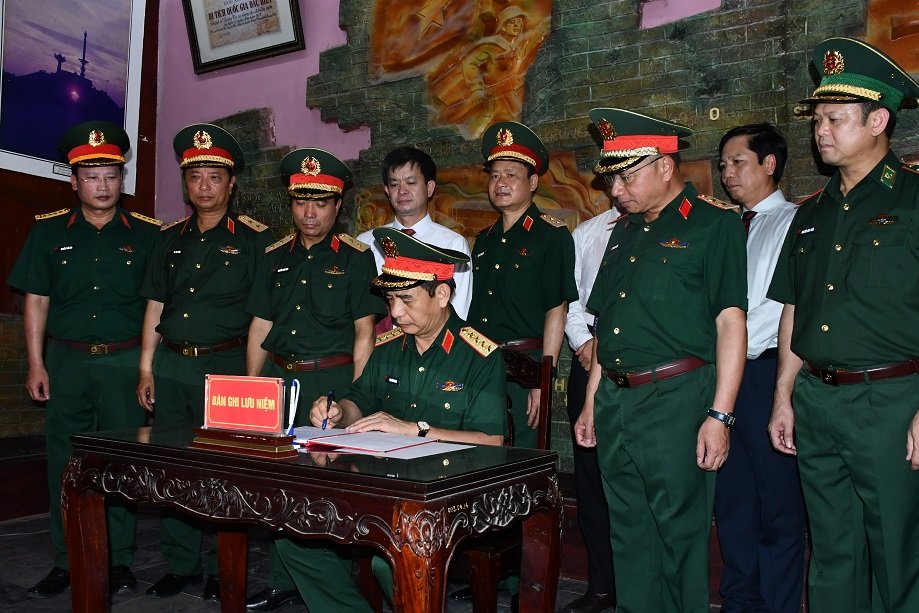 Đại tướng Phan Văn Giang dâng hương, tri ân các anh hùng liệt sĩ tại Quảng Trị- Ảnh 3. Đại tướng Phan Văn Giang dâng hương, tri ân các anh hùng liệt sĩ tại Quảng Trị- Ảnh 3.