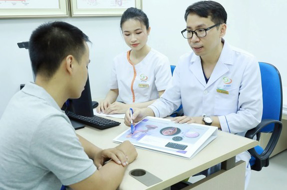 Bác sĩ Đinh Hữu Việt thăm khám cho bệnh nhân - Ảnh: BVCC Bác sĩ Đinh Hữu Việt thăm khám cho bệnh nhân - Ảnh: BVCC