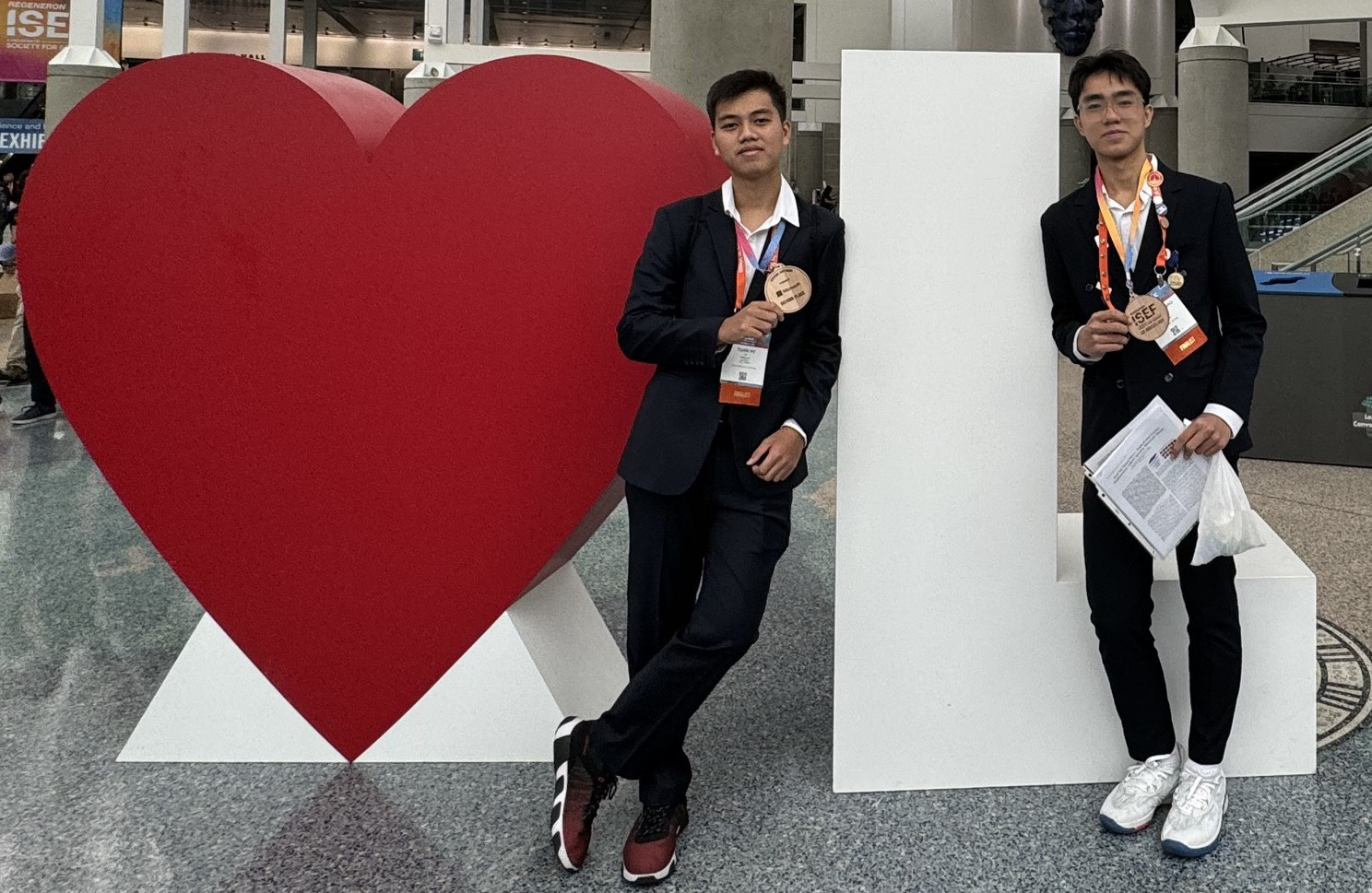 Học sinh chuyên Lê Hồng Phong TP.HCM đoạt giải nhì Hội thi khoa học kỹ thuật quốc tế 2024- Ảnh 2. Quốc Bảo (phải) và Tuấn Hy tại Hội thi khoa học kỹ thuật quốc tế (ISEF) 2024 - Ảnh: Đoàn Việt Nam cung cấp