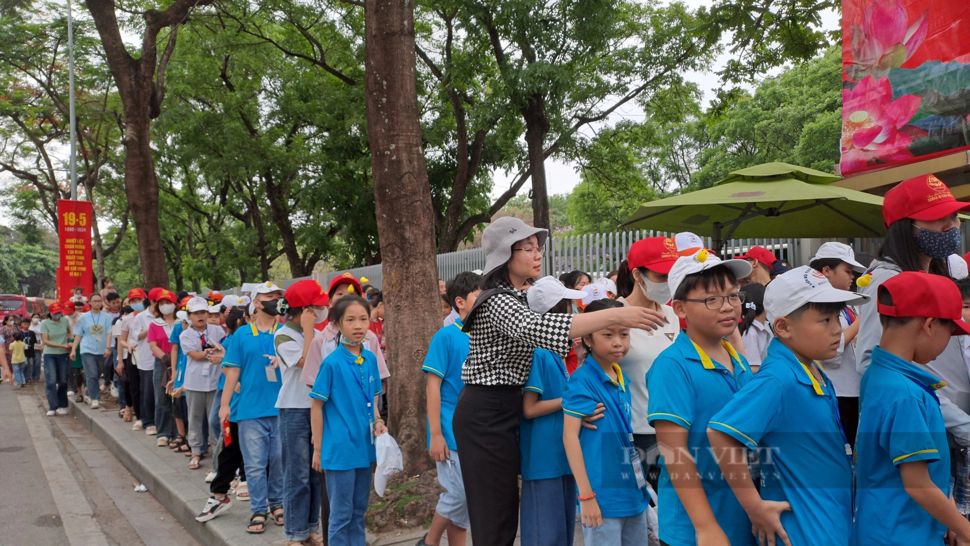 Dòng người xếp hàng vào Lăng viếng Chủ tịch Hồ Chí Minh sáng 19/5- Ảnh 3. Dòng người xếp hàng vào Lăng viếng Chủ tịch Hồ Chí Minh sáng 19/5- Ảnh 3.