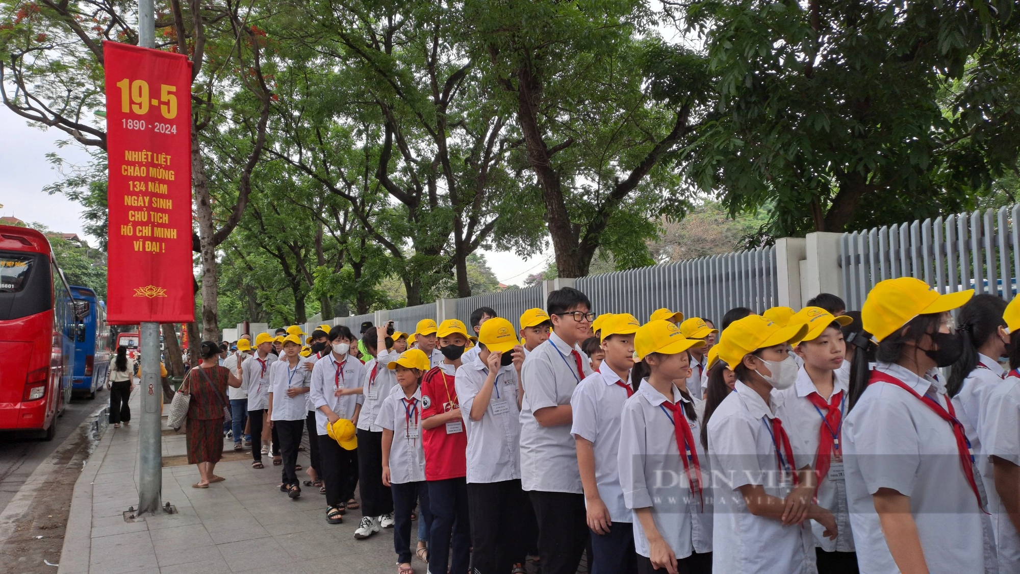 Dòng người xếp hàng vào Lăng viếng Chủ tịch Hồ Chí Minh sáng 19/5- Ảnh 2. Dòng người xếp hàng vào Lăng viếng Chủ tịch Hồ Chí Minh sáng 19/5- Ảnh 2.