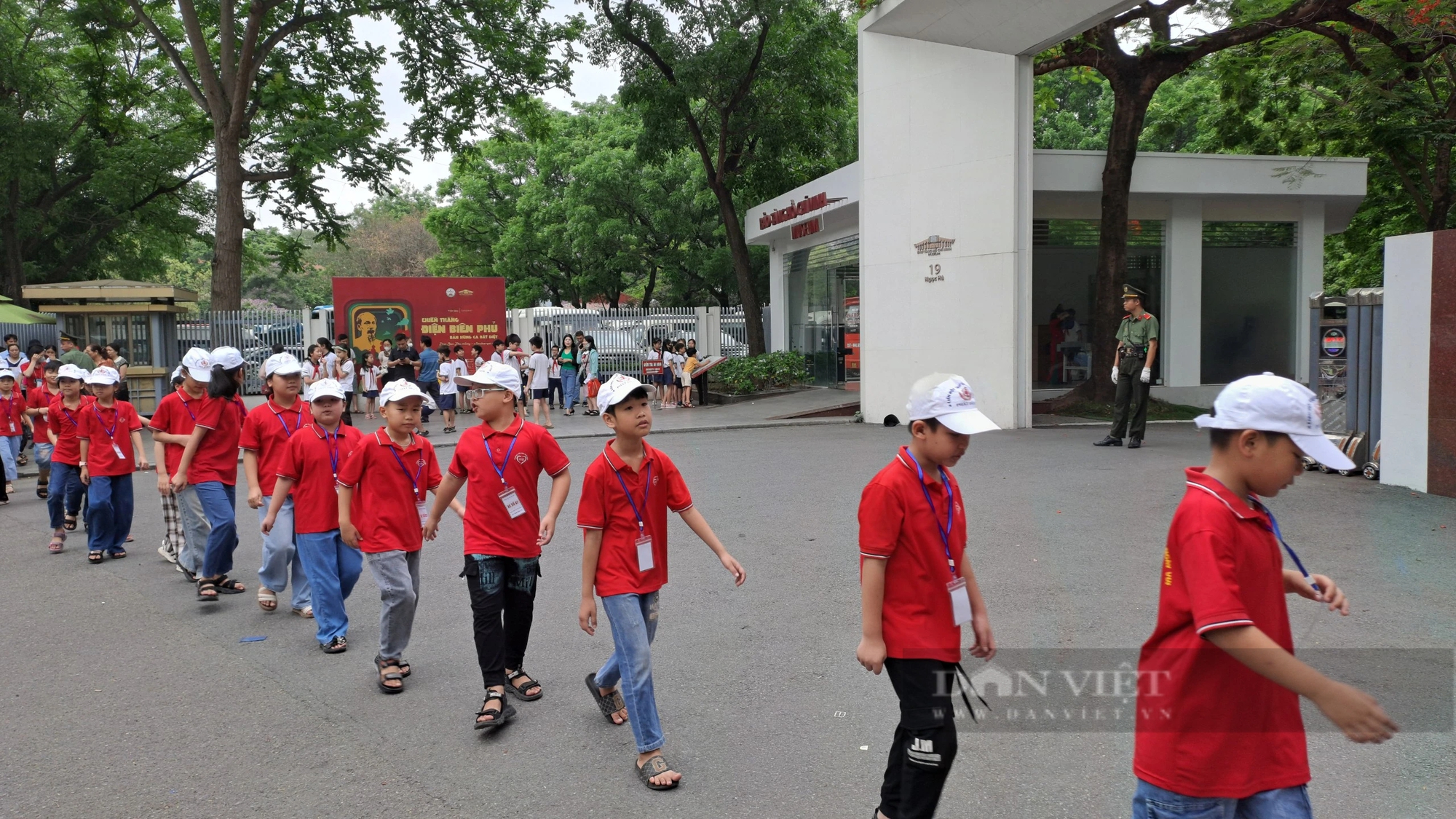 Dòng người xếp hàng vào Lăng viếng Chủ tịch Hồ Chí Minh sáng 19/5- Ảnh 4. Dòng người xếp hàng vào Lăng viếng Chủ tịch Hồ Chí Minh sáng 19/5- Ảnh 4.
