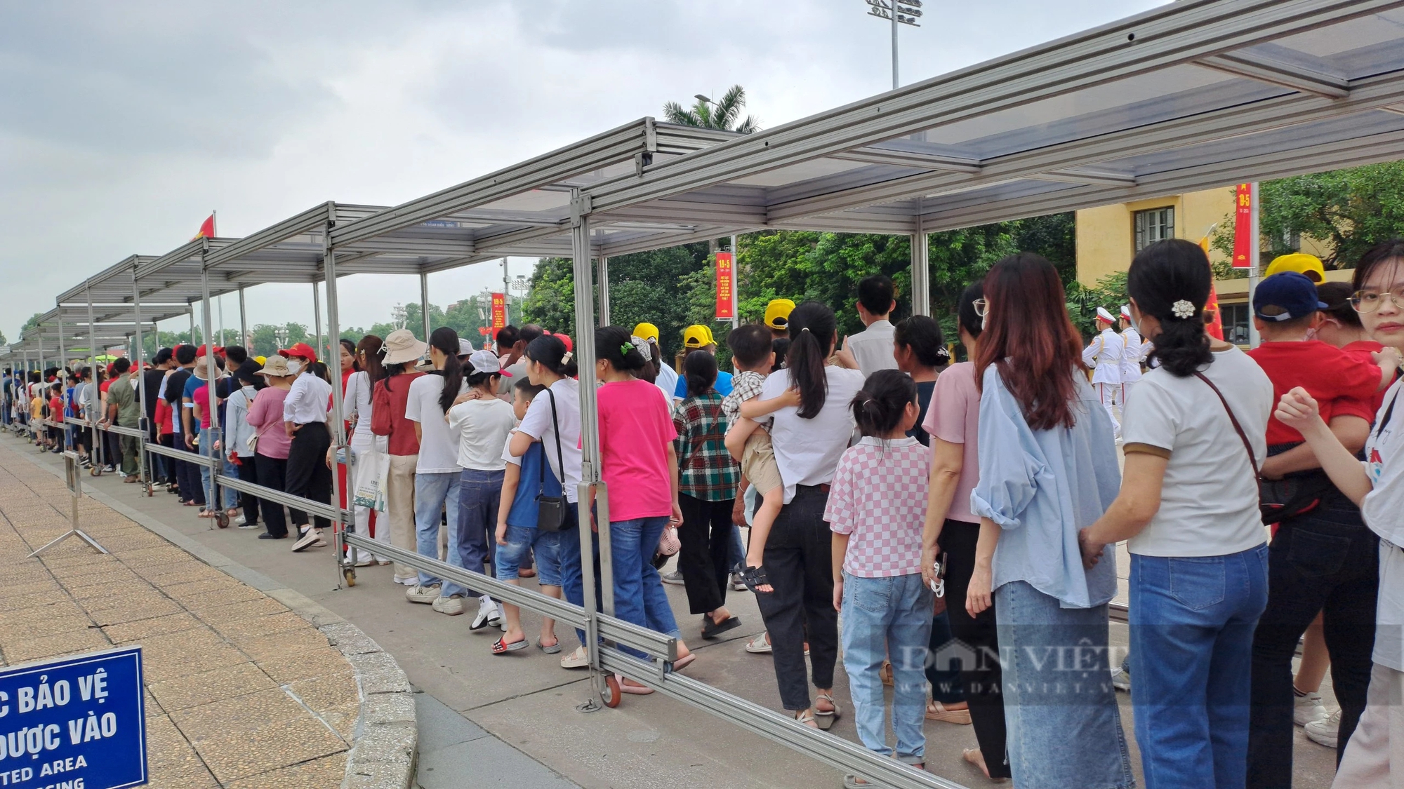 Dòng người xếp hàng vào Lăng viếng Chủ tịch Hồ Chí Minh sáng 19/5- Ảnh 5. Dòng người xếp hàng vào Lăng viếng Chủ tịch Hồ Chí Minh sáng 19/5- Ảnh 5.