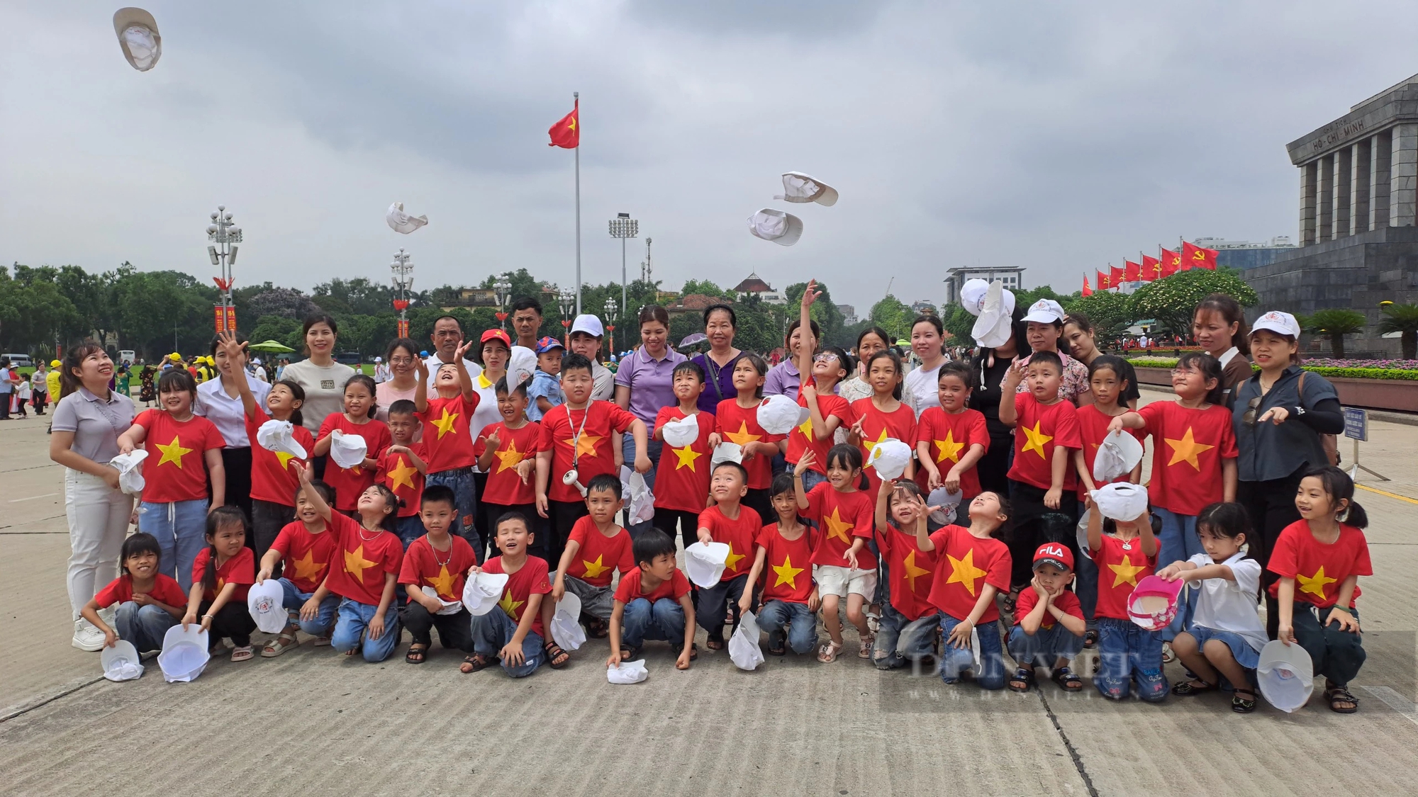 Dòng người xếp hàng vào Lăng viếng Chủ tịch Hồ Chí Minh sáng 19/5- Ảnh 9. Dòng người xếp hàng vào Lăng viếng Chủ tịch Hồ Chí Minh sáng 19/5- Ảnh 9.