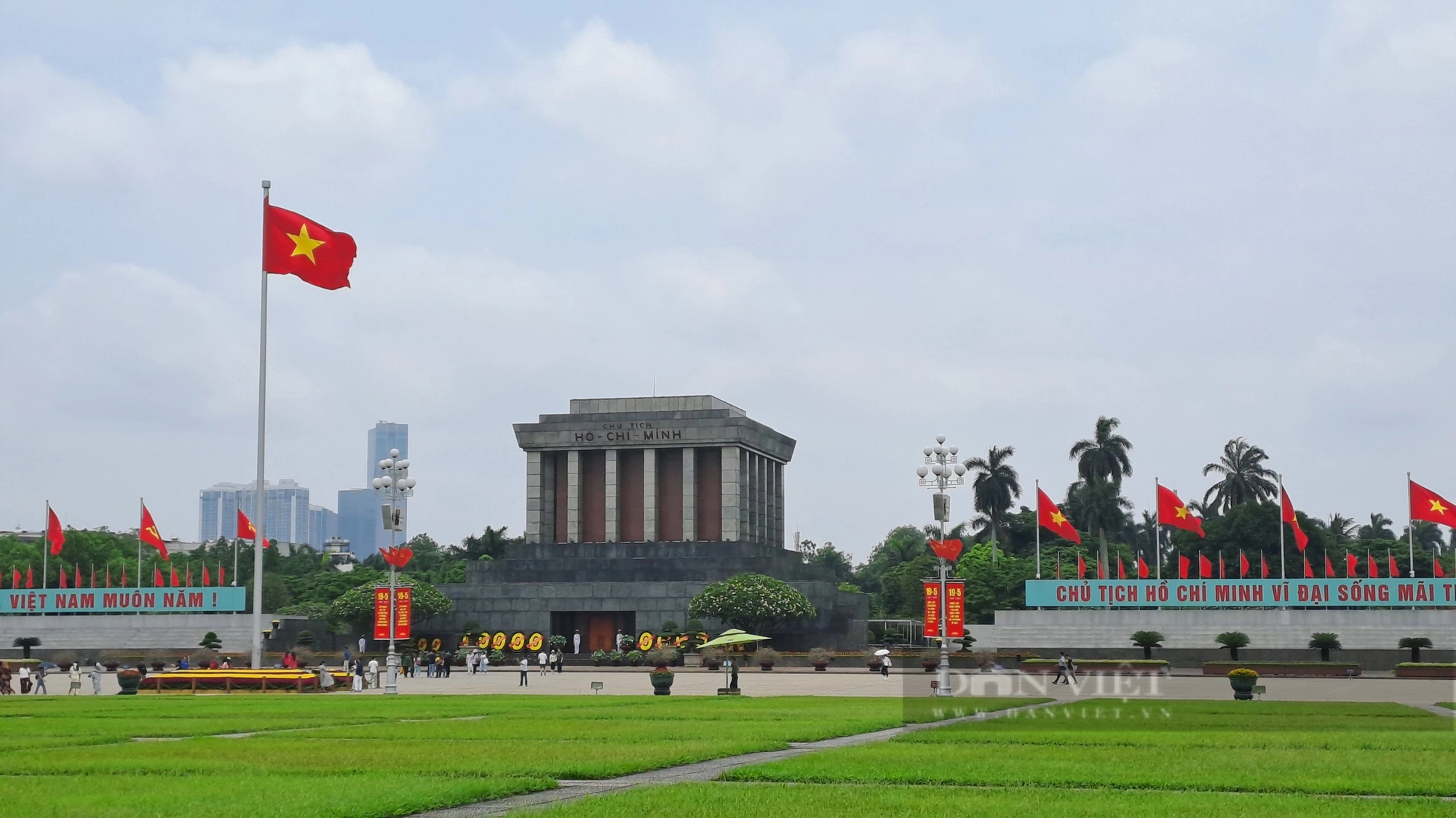 Dòng người xếp hàng vào Lăng viếng Chủ tịch Hồ Chí Minh sáng 19/5- Ảnh 10. Dòng người xếp hàng vào Lăng viếng Chủ tịch Hồ Chí Minh sáng 19/5- Ảnh 10.