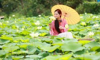 Giới trẻ xúng xính áo dài chụp ảnh bên hoa sen trắng