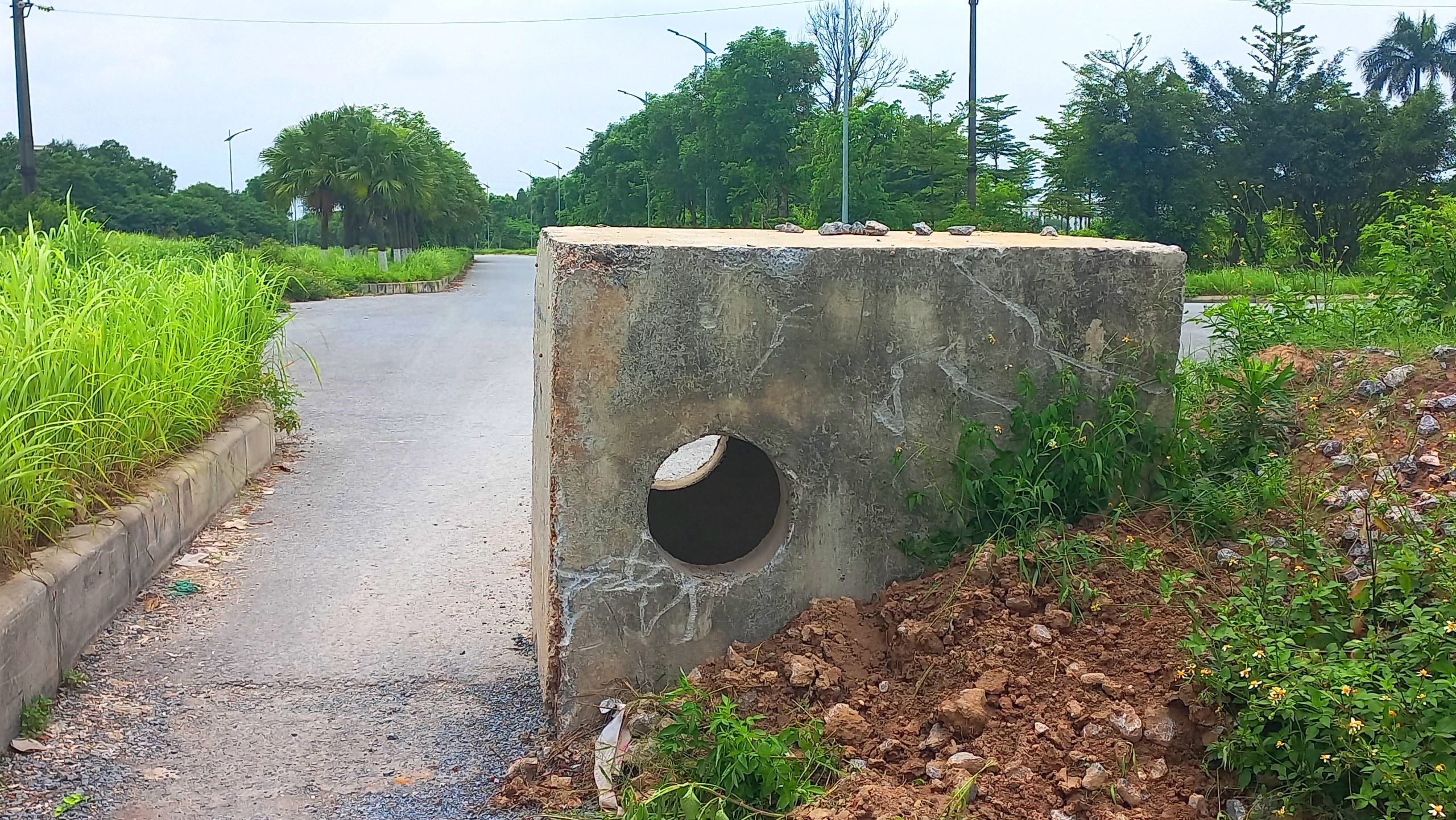 Hiện trạng siêu dự án nham nhở của Hòa Phát vừa bị Thanh tra Chính phủ ‘tuýt còi’- Ảnh 2. Do đường nội bộ cùng cơ sở hạ tầng kỹ thuật trong phân khu A của dự án chưa làm xong nên chủ đầu tư cho đặt một khối bê tông lớn để ngăn ô tô đi qua