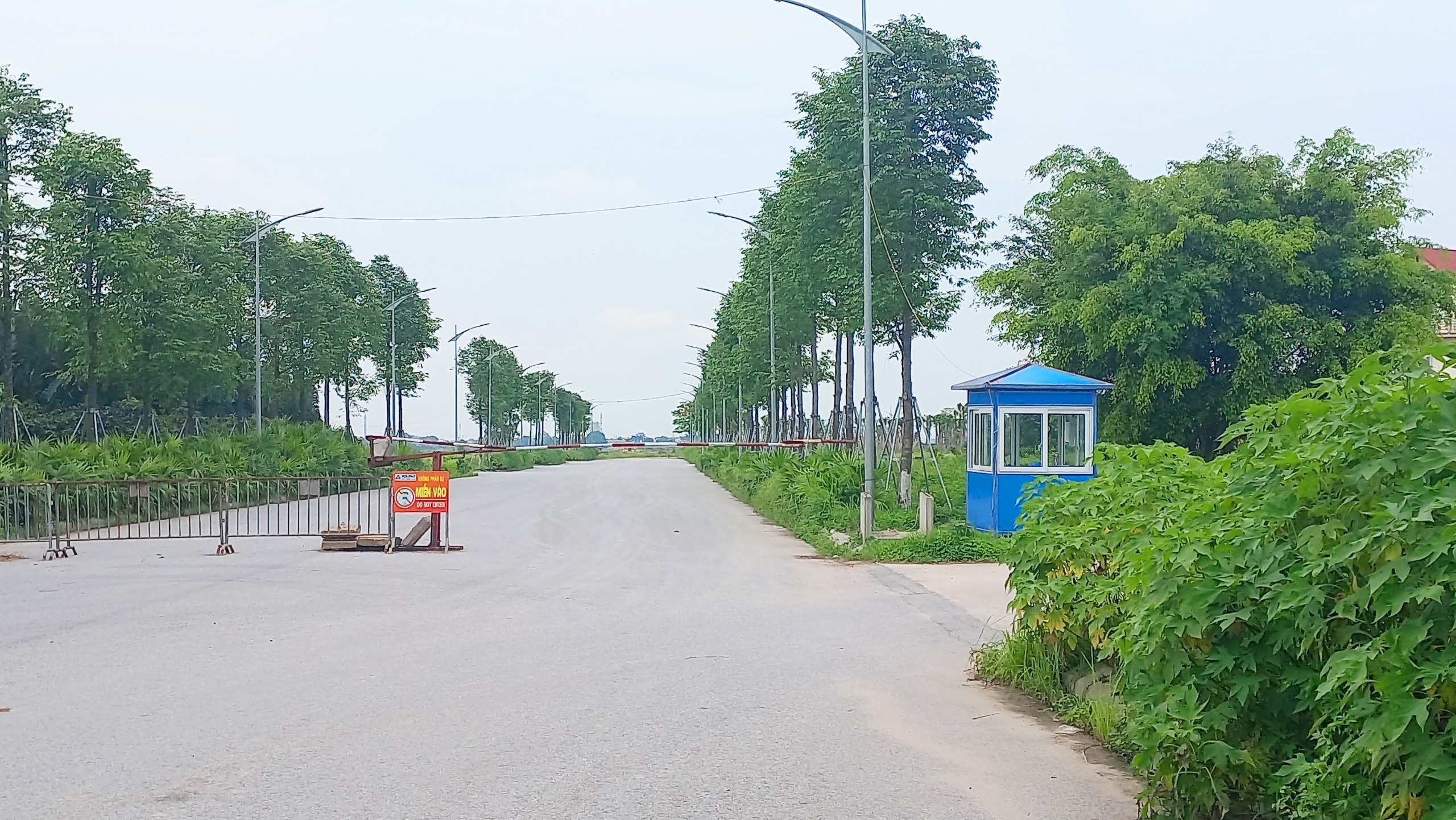 Hiện trạng siêu dự án nham nhở của Hòa Phát vừa bị Thanh tra Chính phủ ‘tuýt còi’- Ảnh 11. Cổng chính của lối vào phân khu A, khu độ thị phía bắc QL 5 được chủ đầu tư lắp rào chắn và đặt biển cấm vào