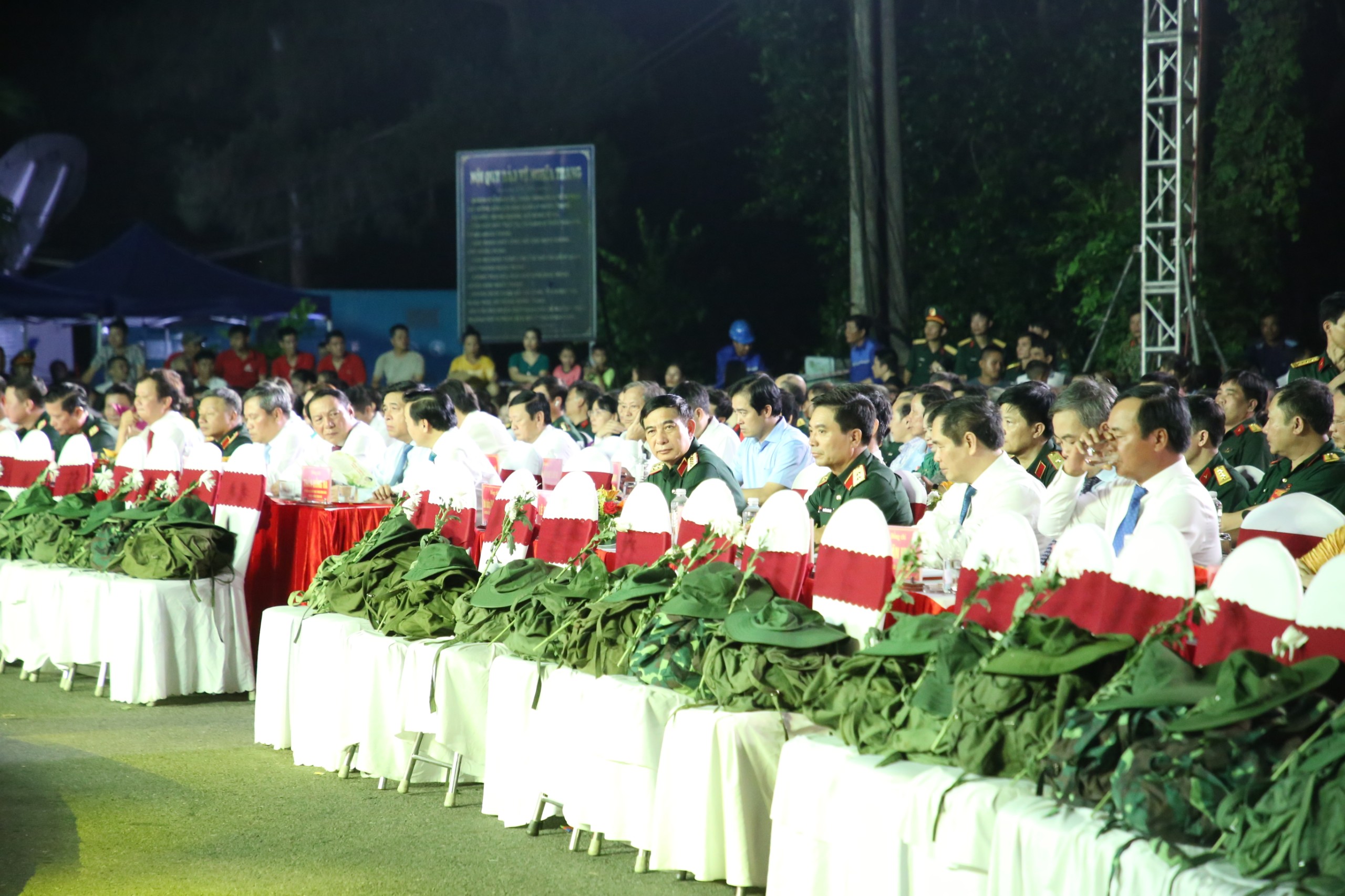 Xúc động, hào hùng với 'Trường Sơn - Chân trần chí thép'- Ảnh 2. Hàng ghế đầu để những hành trang của người lính