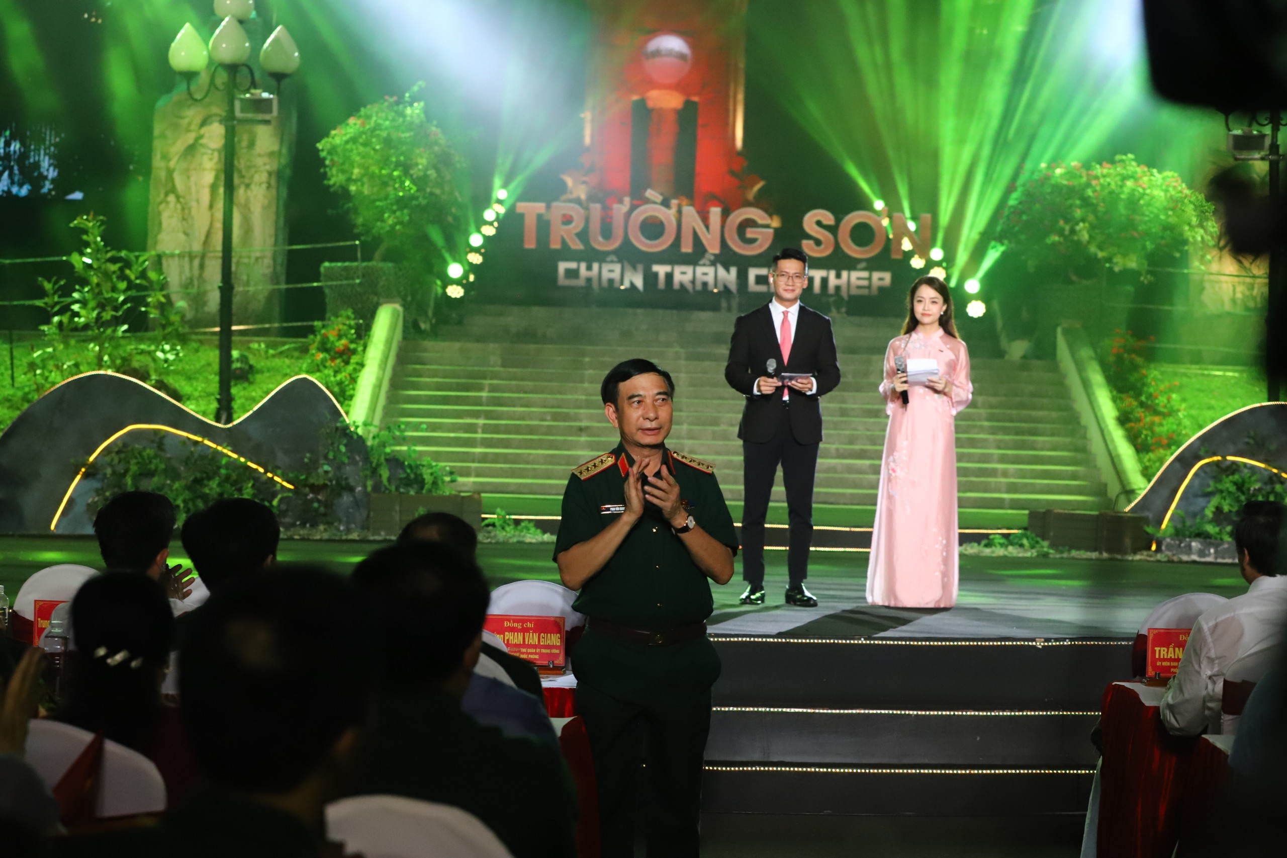 Xúc động, hào hùng với 'Trường Sơn - Chân trần chí thép'- Ảnh 3. Đại tướng Phan Văn Giang tham dự chương trình