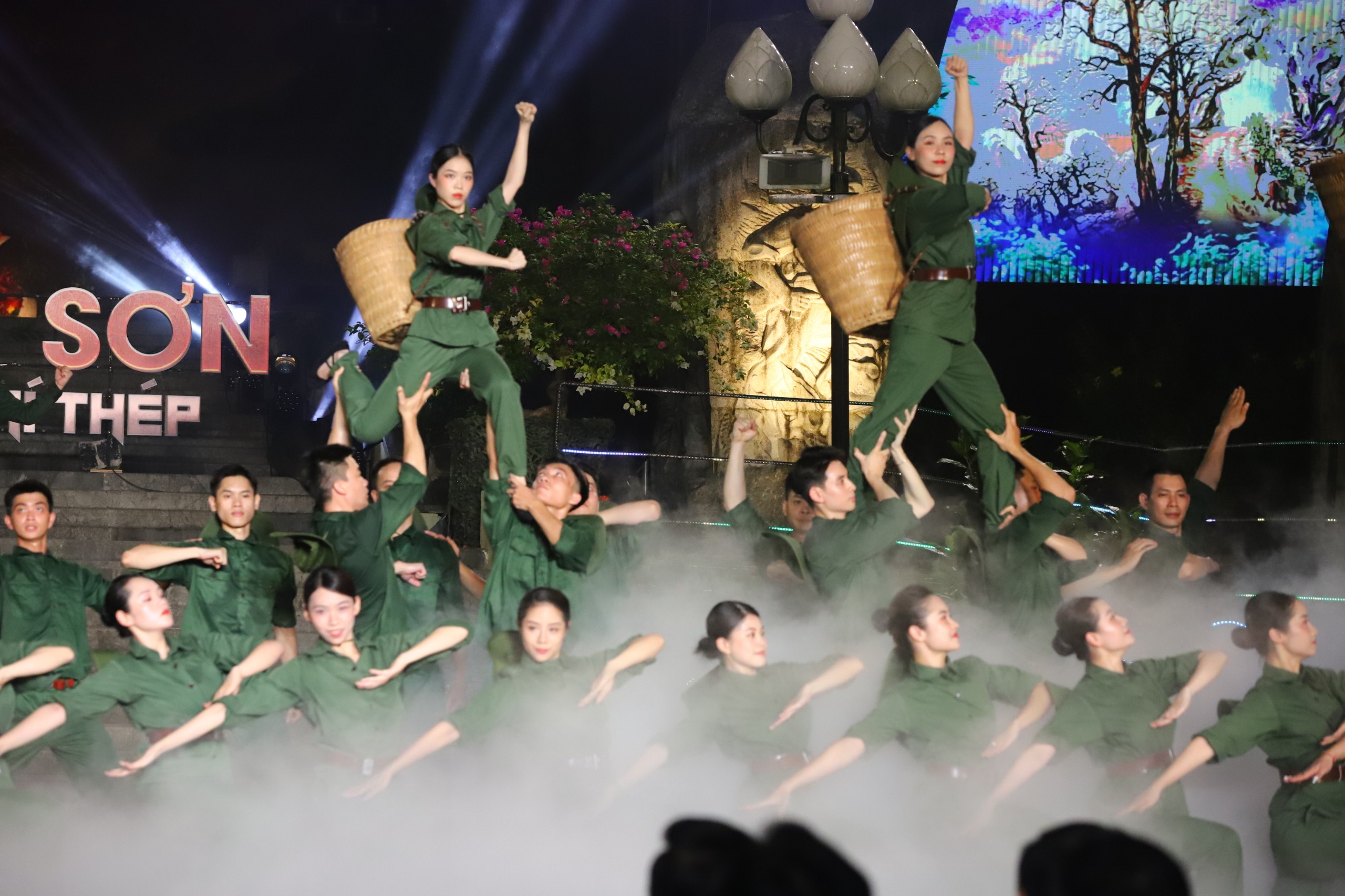 Xúc động, hào hùng với 'Trường Sơn - Chân trần chí thép'- Ảnh 5. Các tiết mục được dàn dựng công phu, hoành tráng