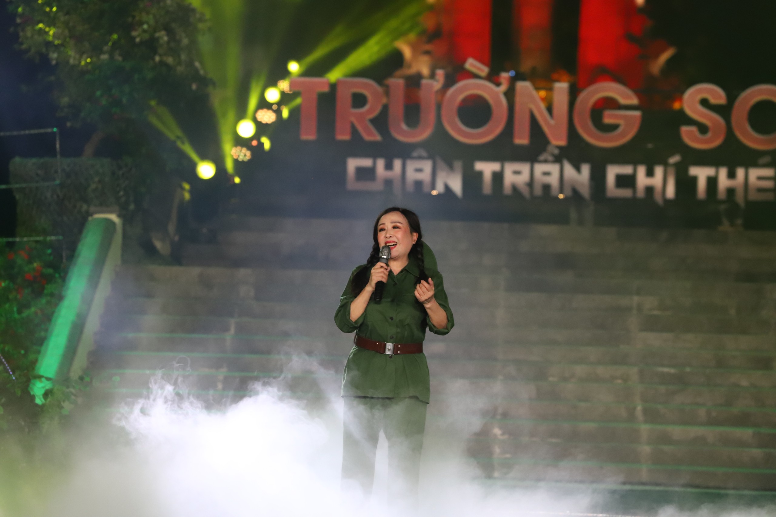 Xúc động, hào hùng với 'Trường Sơn - Chân trần chí thép'- Ảnh 6. NSND Thu Hiền trình diễn tại chương trình